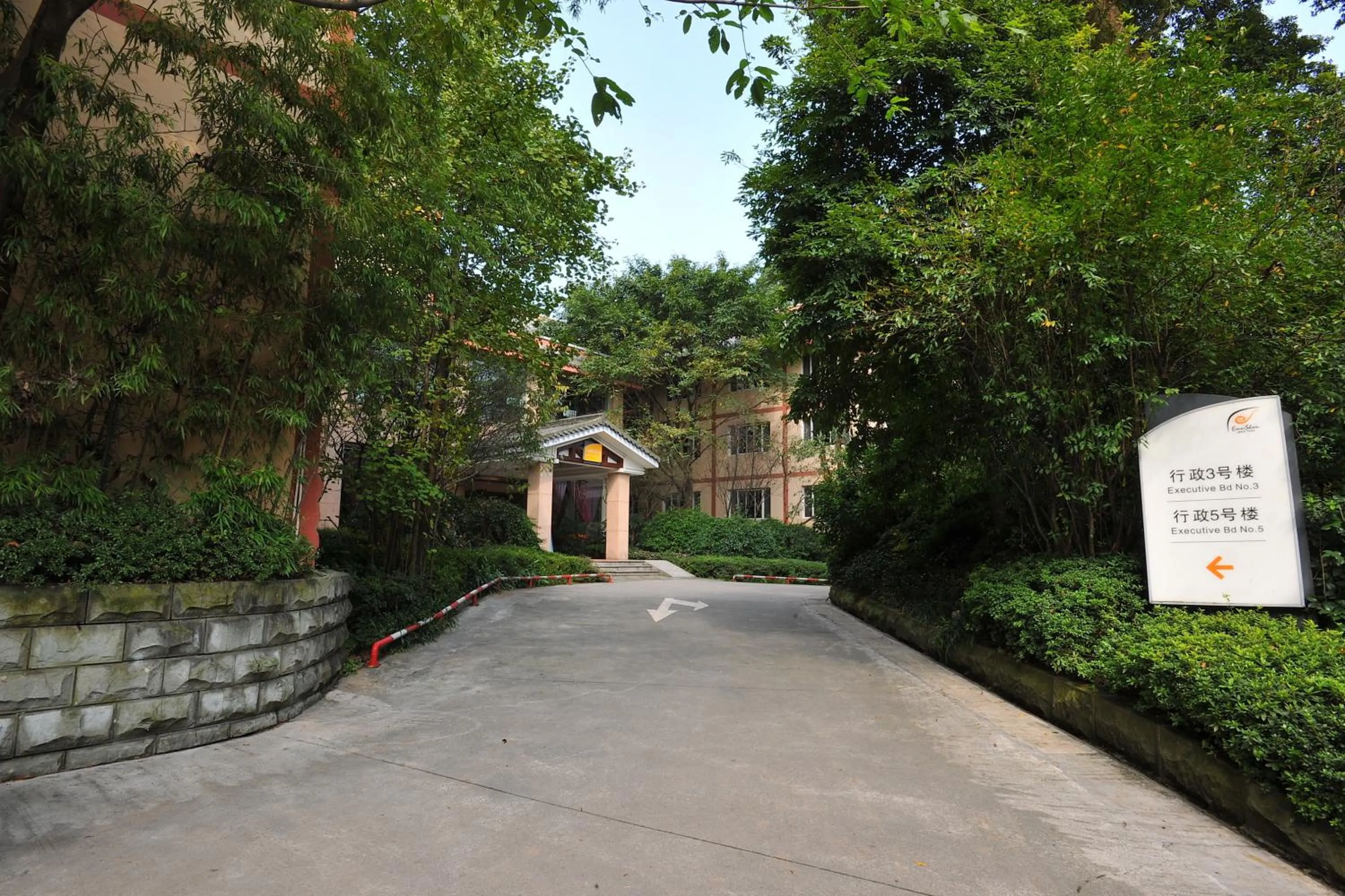 Garden in E-mei Mountain Hotel