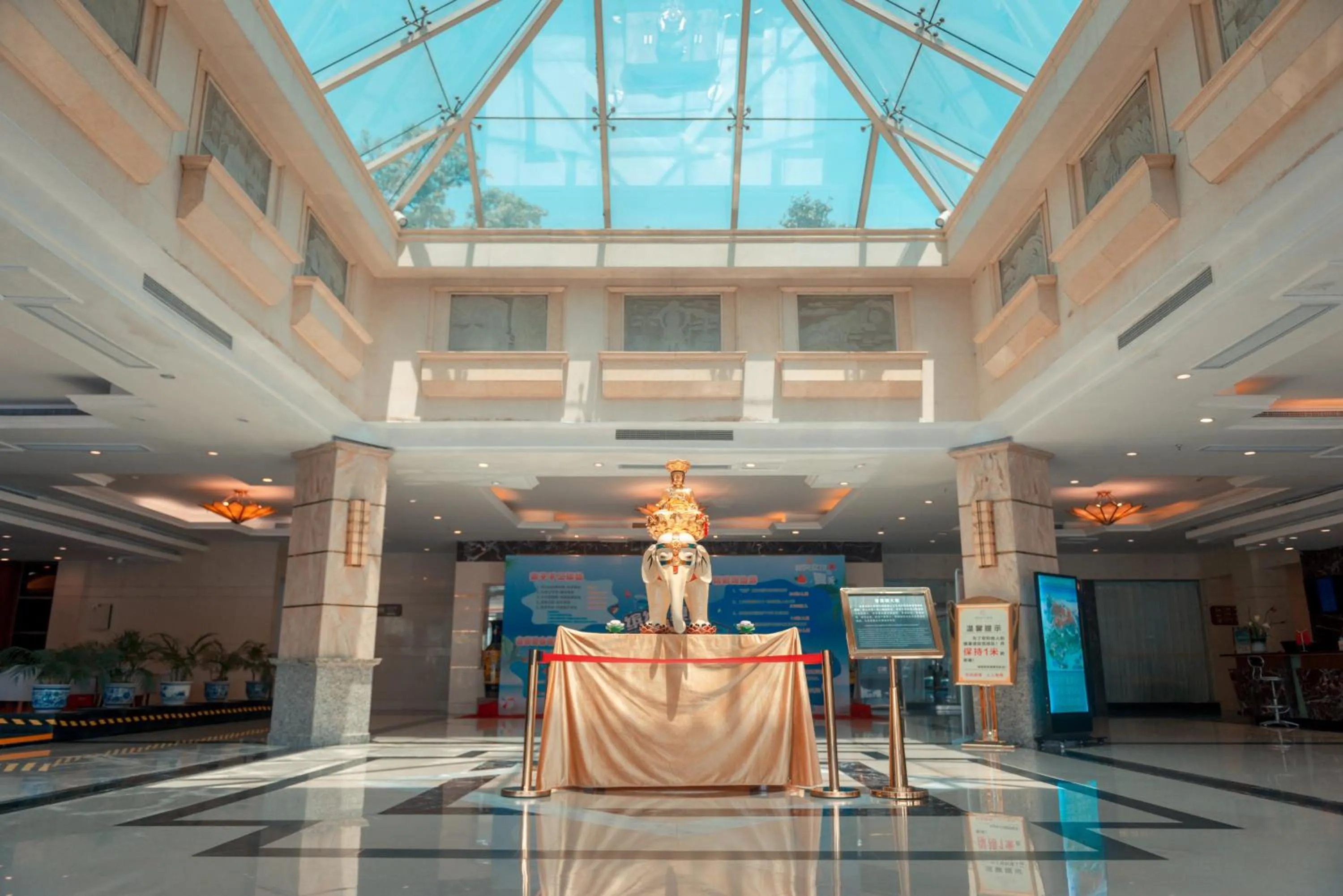 Lobby or reception in E-mei Mountain Hotel
