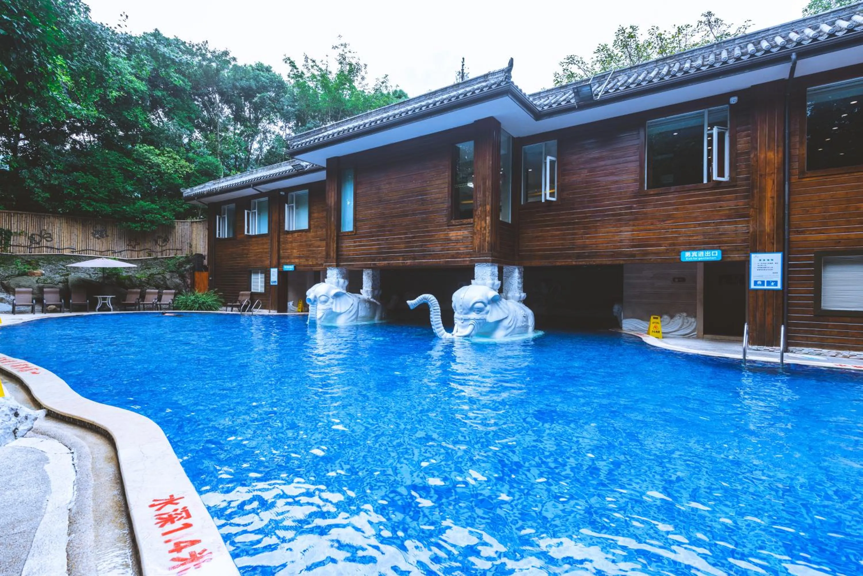 Pool view in E-mei Mountain Hotel