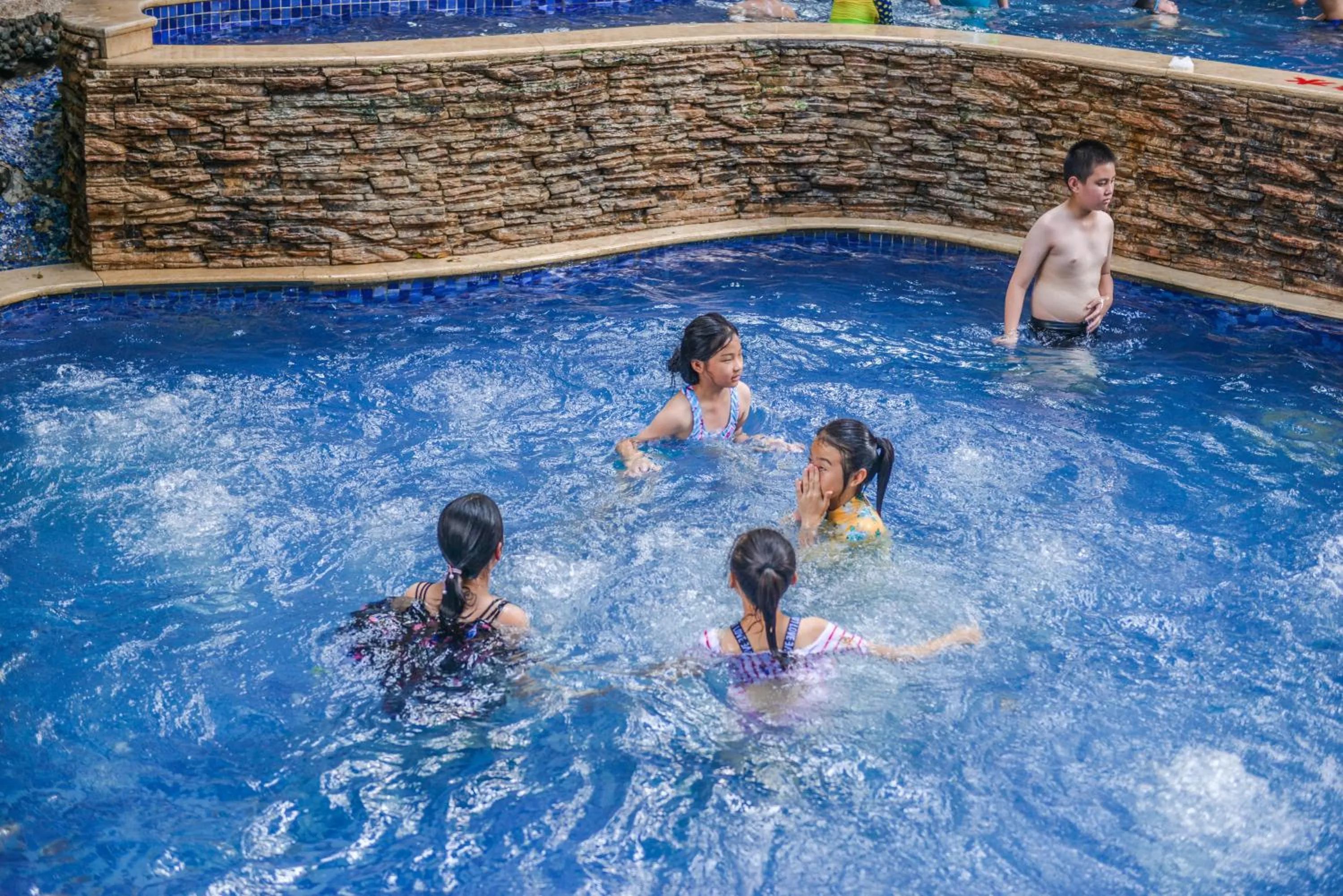 Swimming pool in E-mei Mountain Hotel