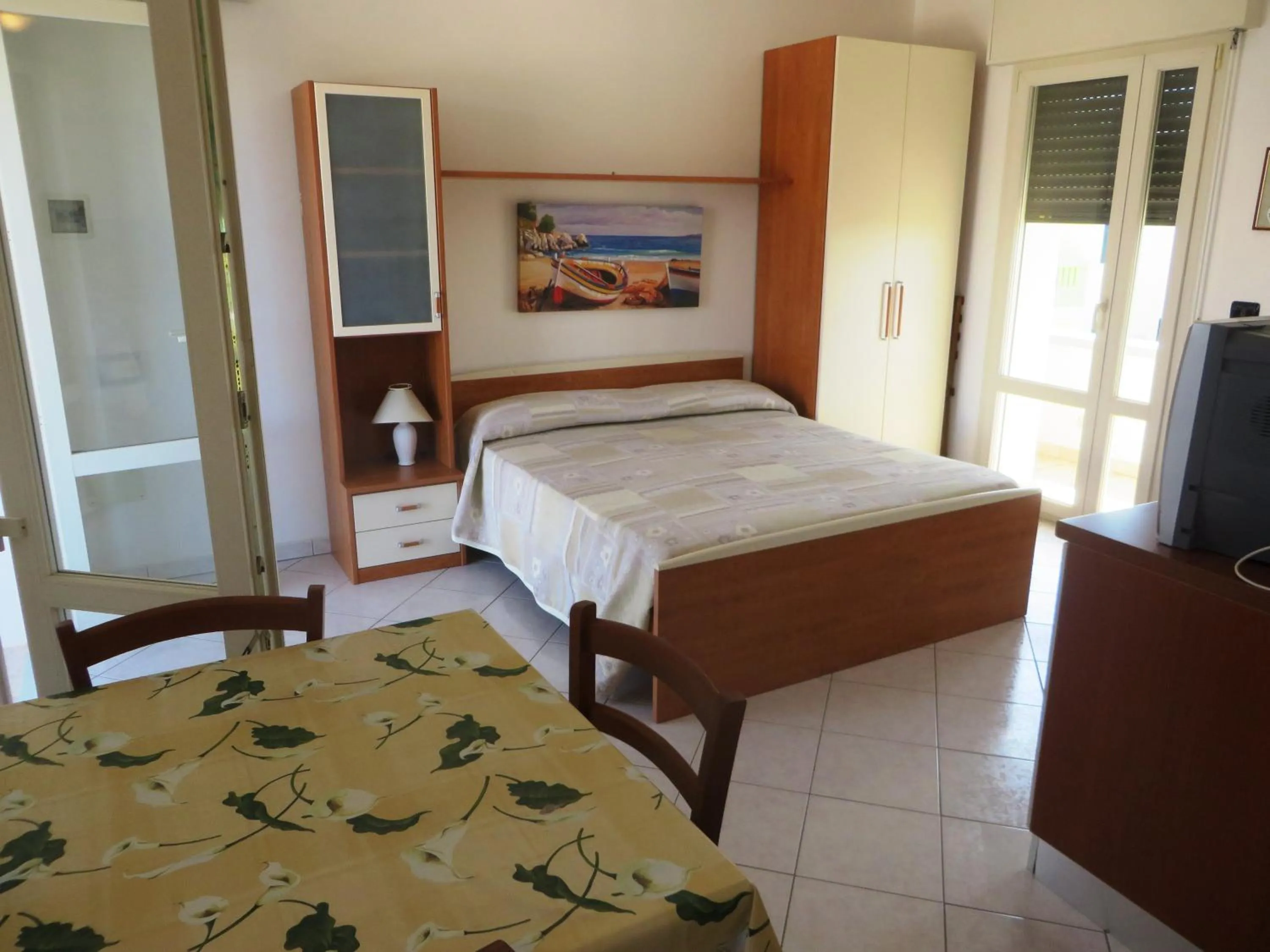 Photo of the whole room, Bed in Residence Giglio