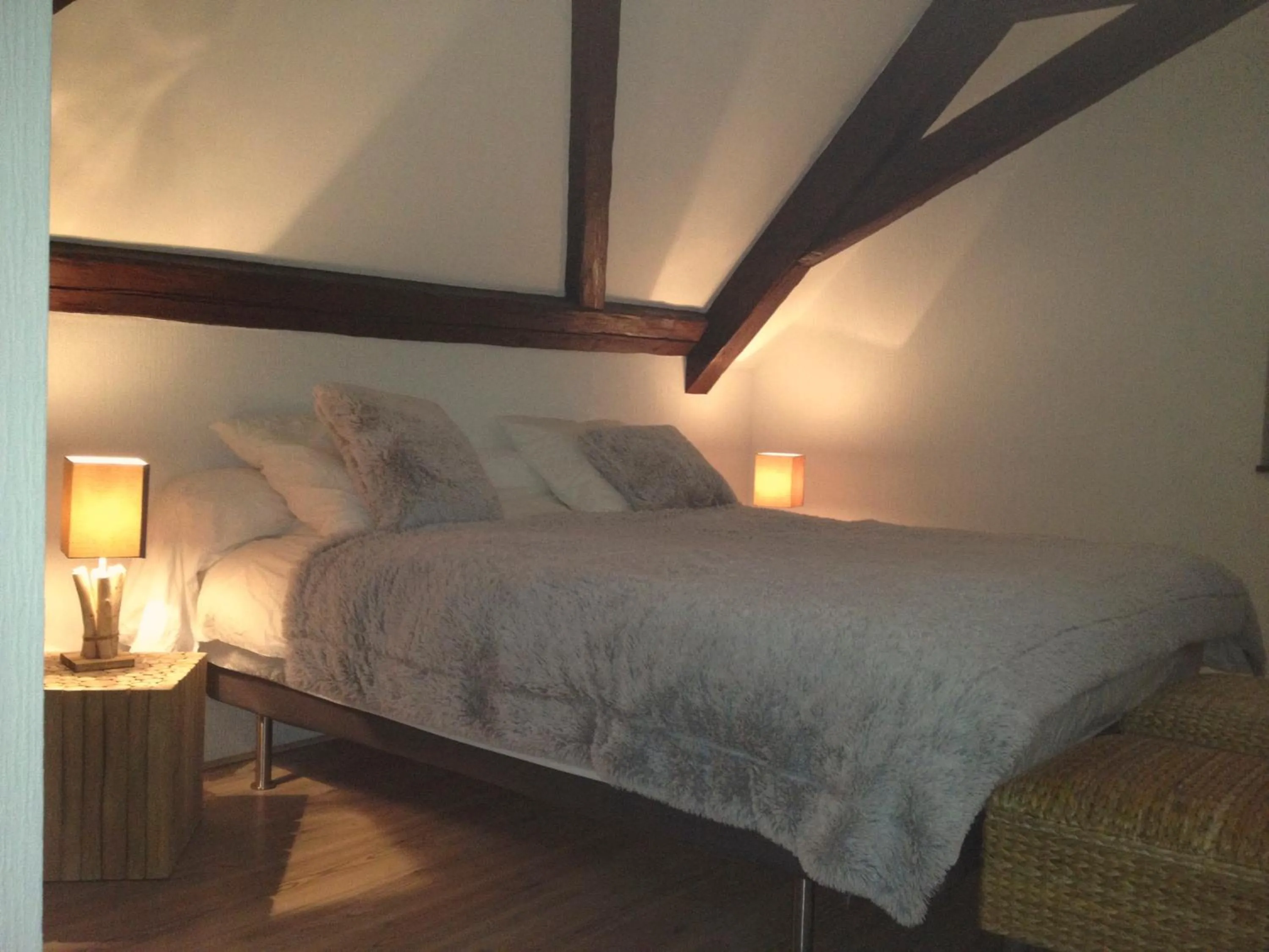 Photo of the whole room in Au 1608