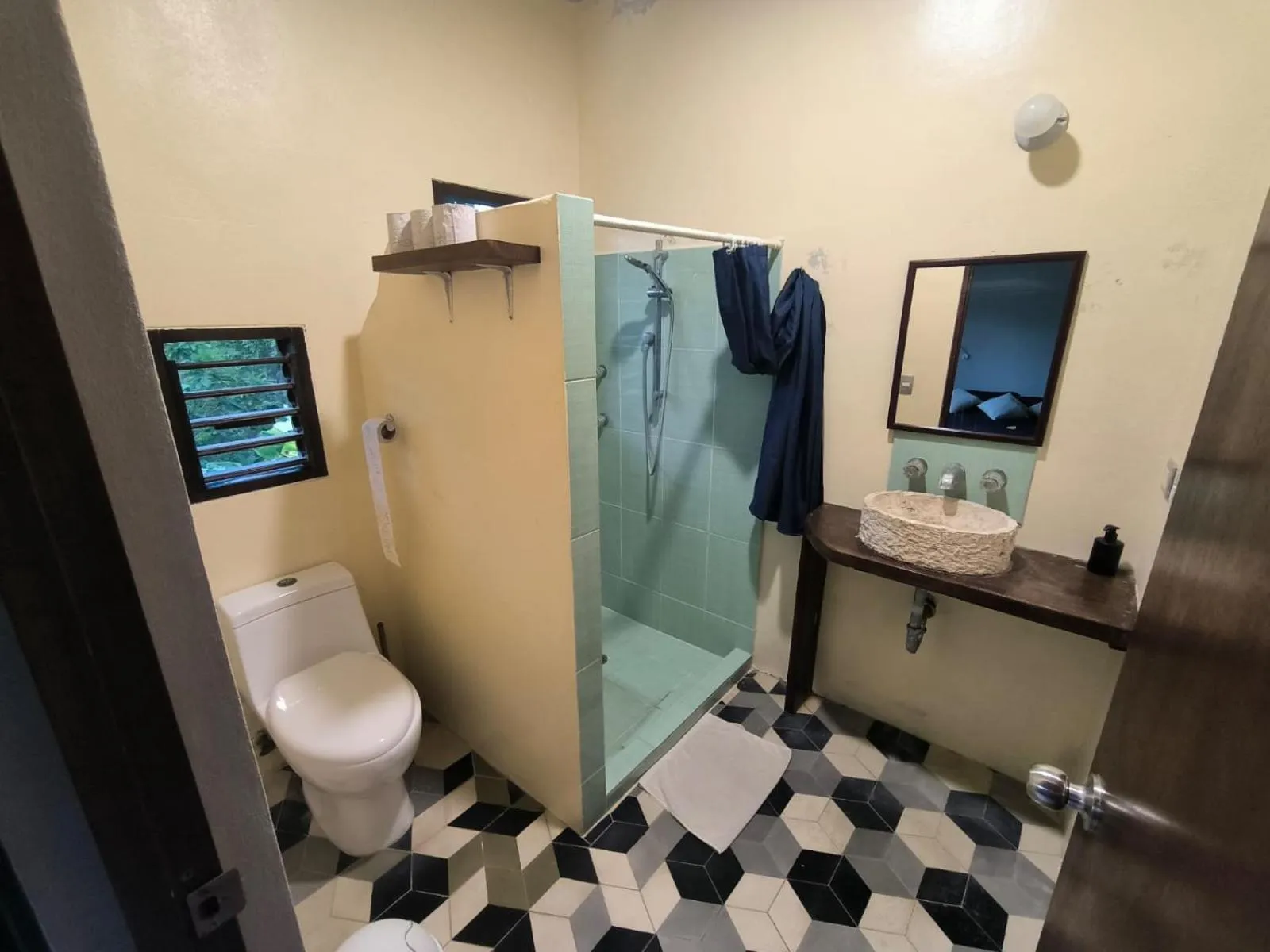 Shower in Maui Hostels Tulum