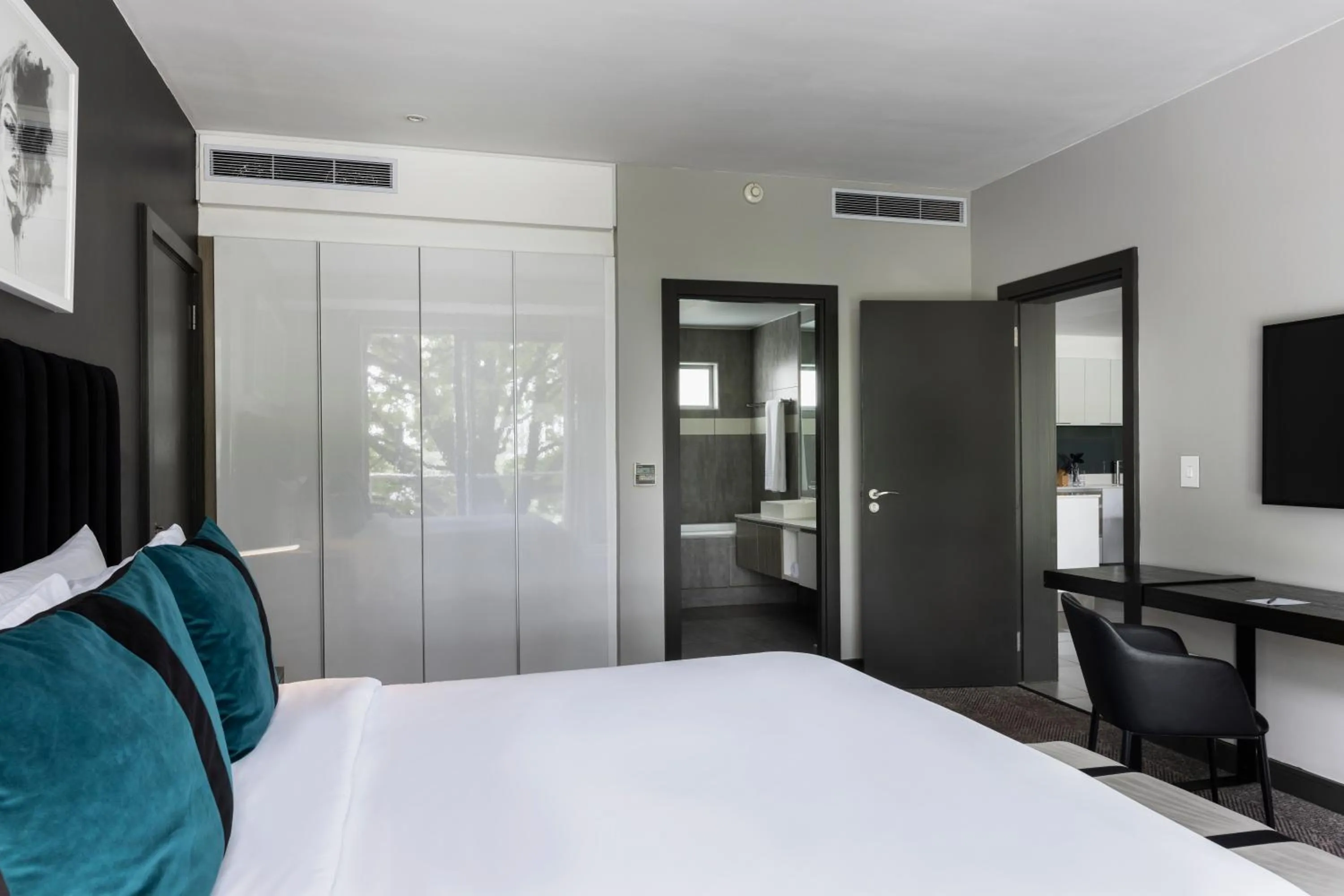 Photo of the whole room, Bed in The Capital Empire