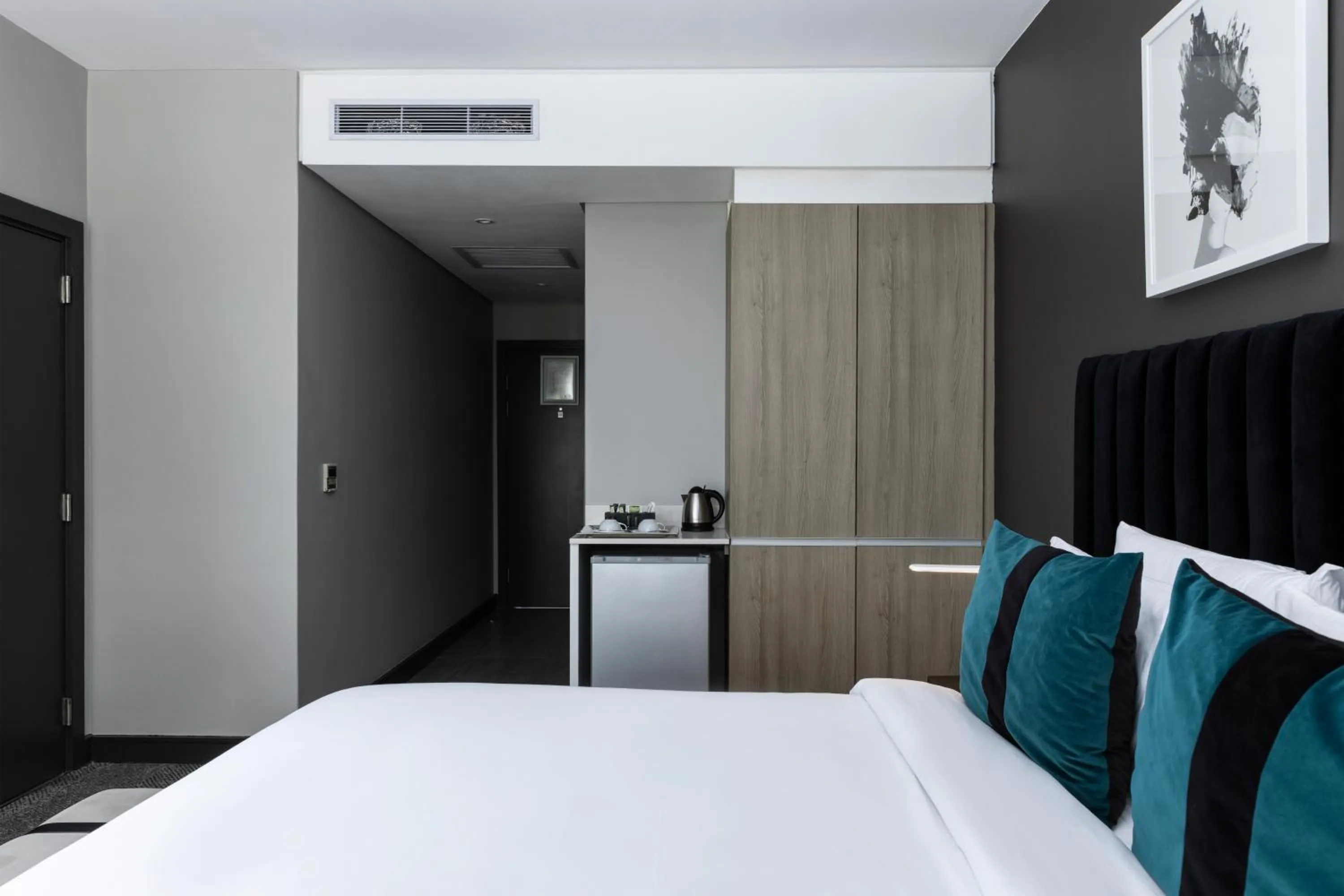 Coffee/tea facilities, Bed in The Capital Empire