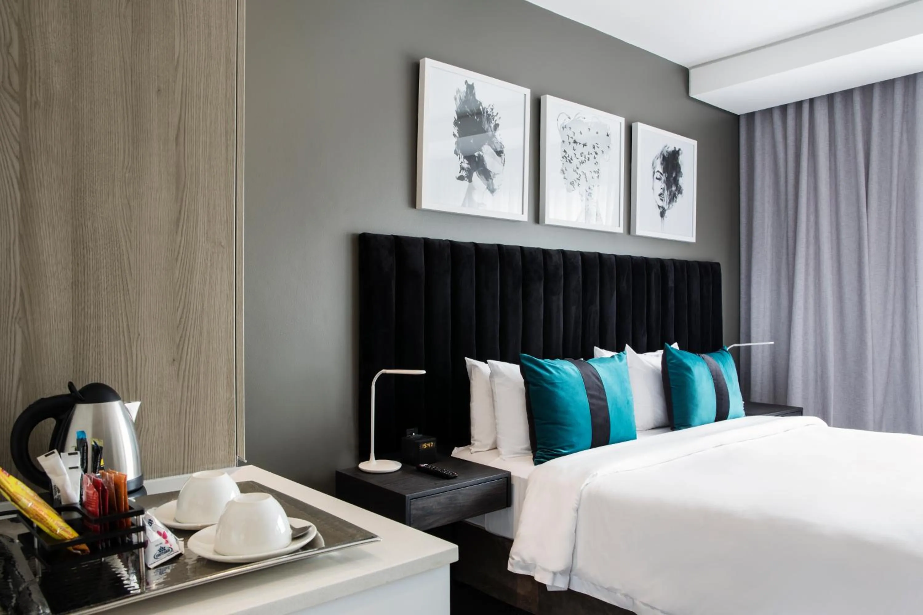 Coffee/tea facilities, Bed in The Capital Empire