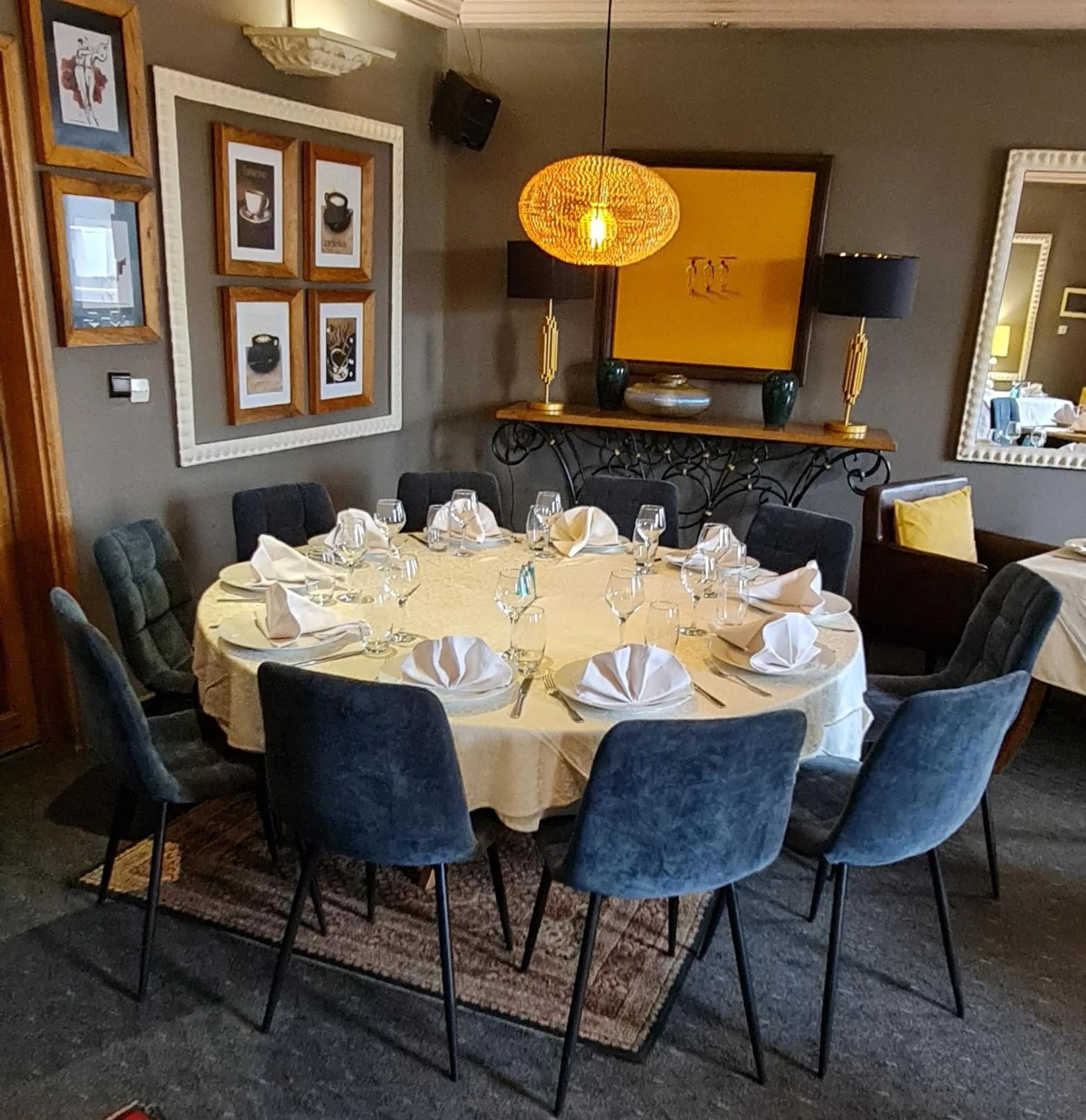 Restaurant/places to eat in Le Loft