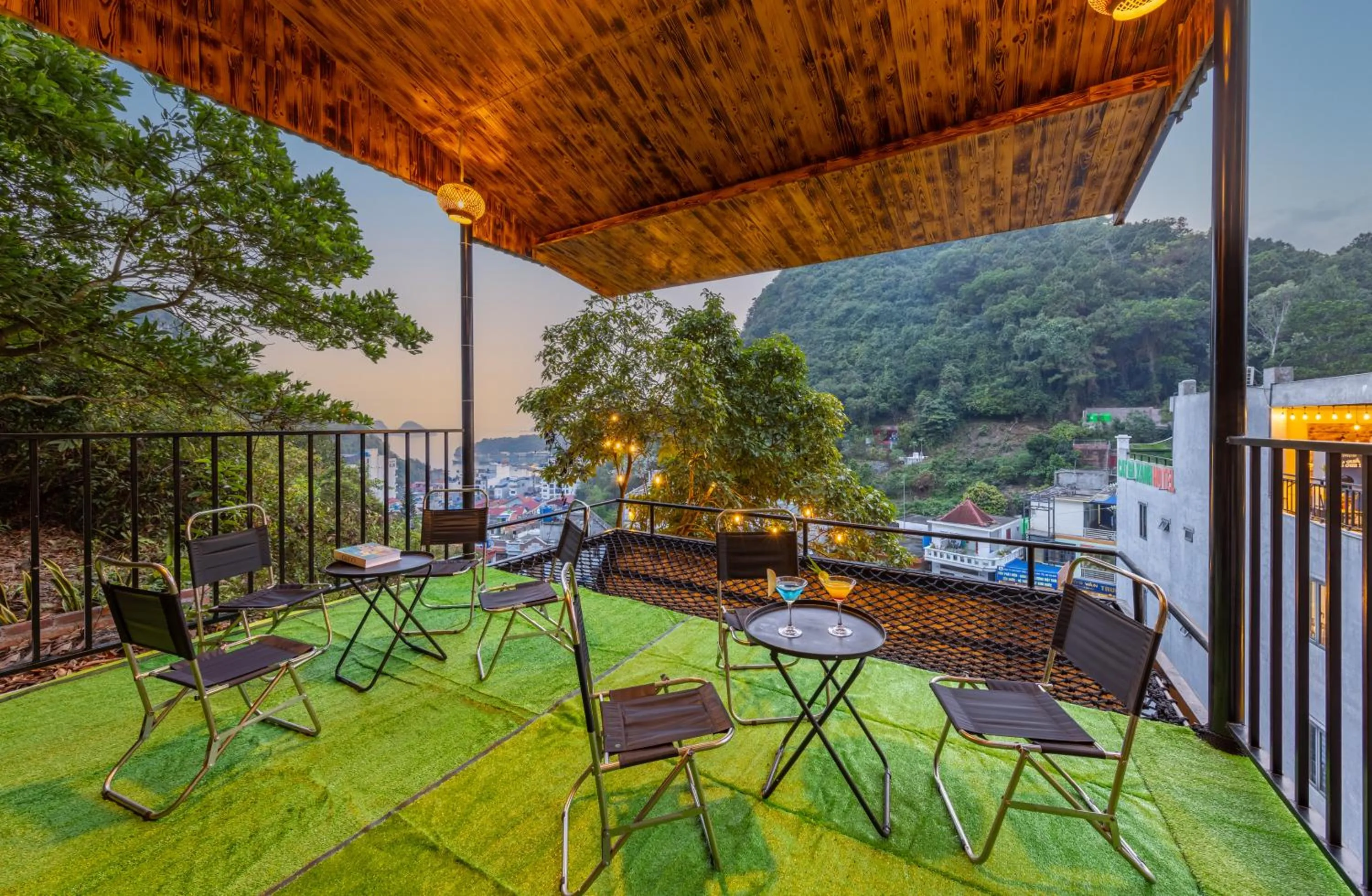 Lounge or bar in Cat Ba Xanh Spring Garden Hotel