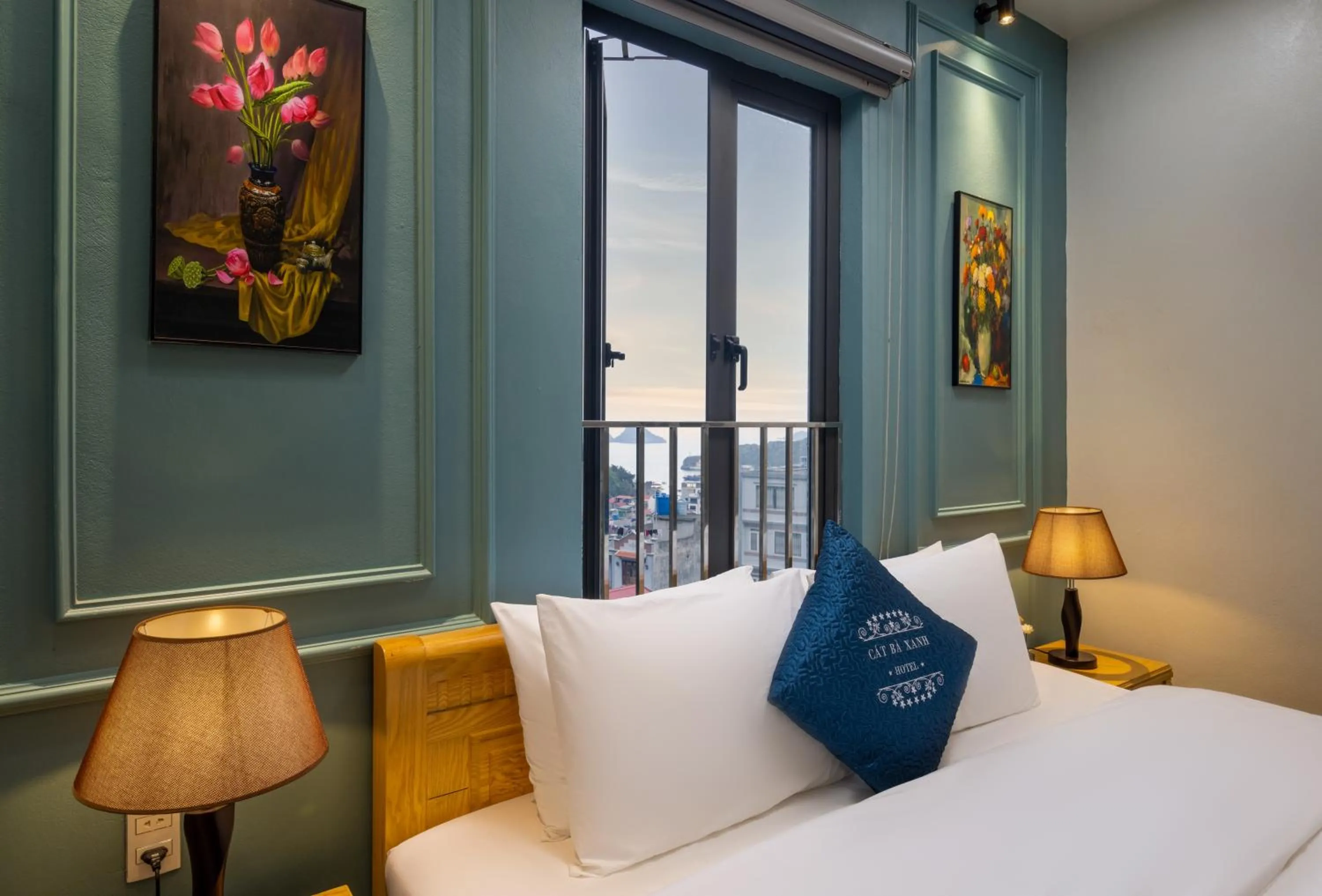 Bed in Cat Ba Xanh Spring Garden Hotel