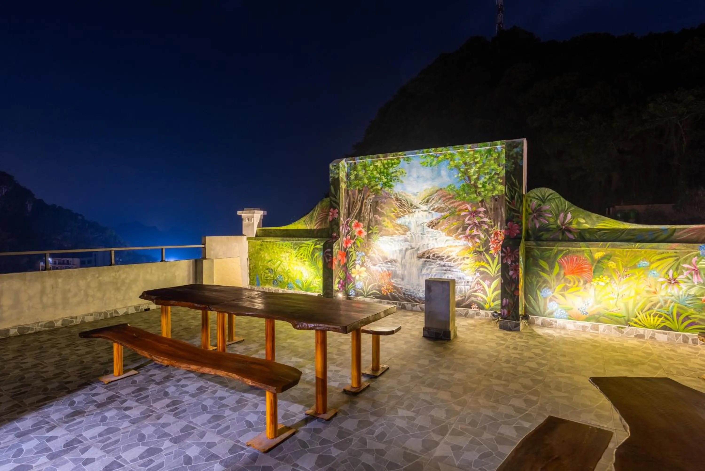 Restaurant/places to eat in Cat Ba Xanh Spring Garden Hotel