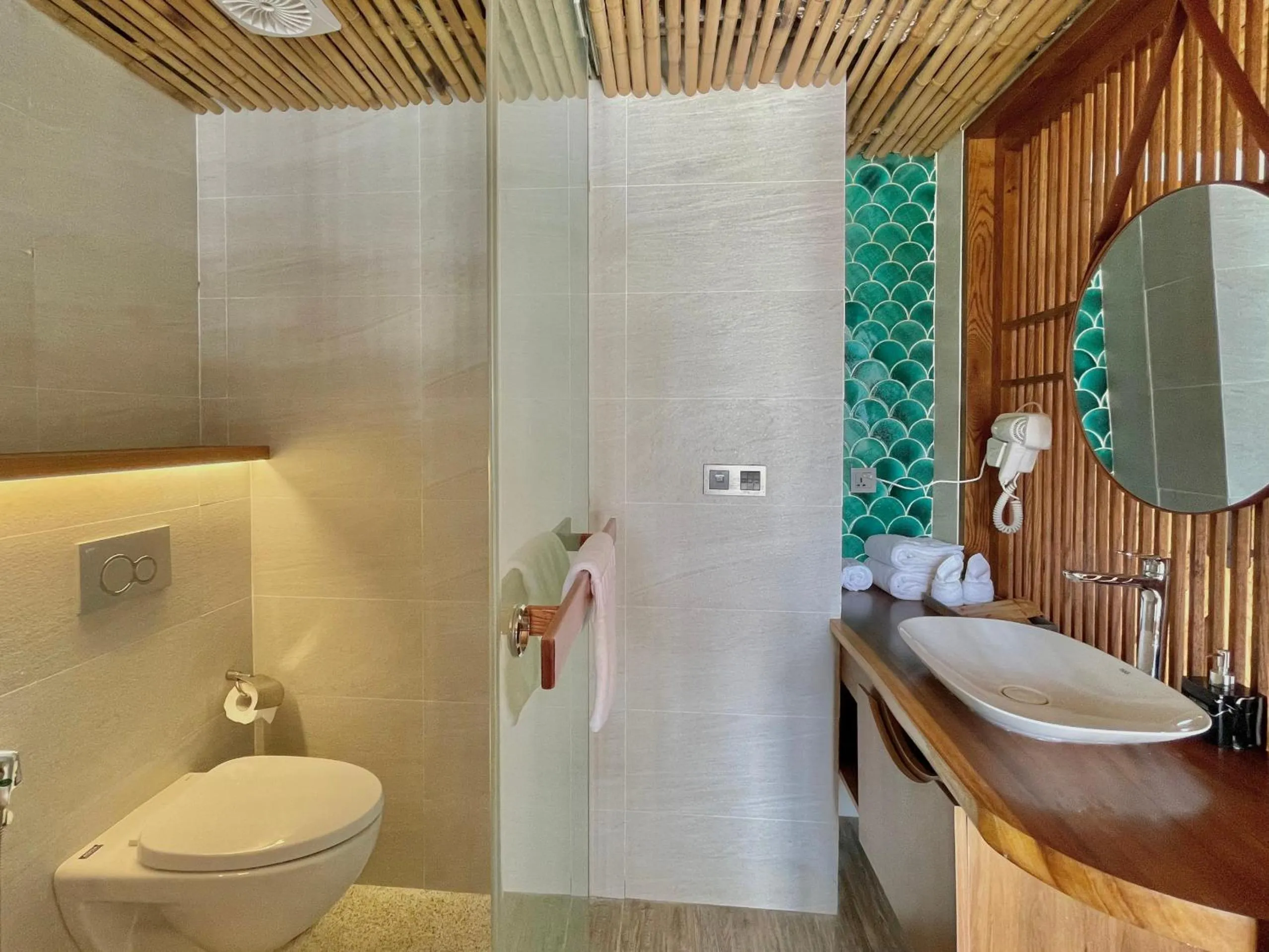 Shower in LUK Inn Hotel - An Thượng, Đà Nẵng