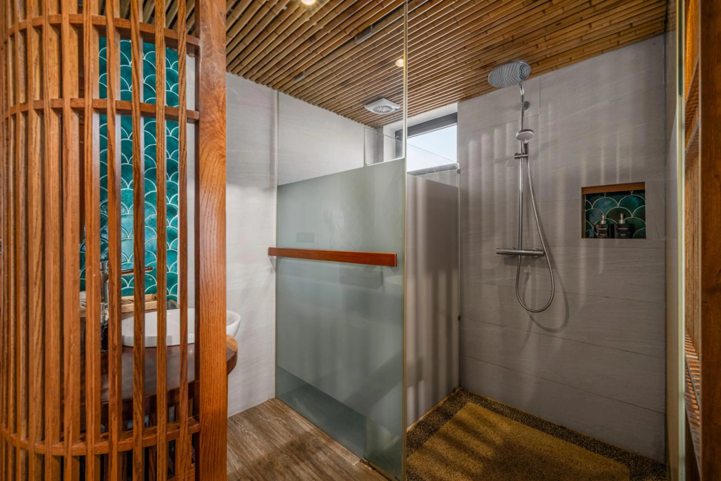 Shower in LUK Inn Hotel - An Thuong, Da Nang