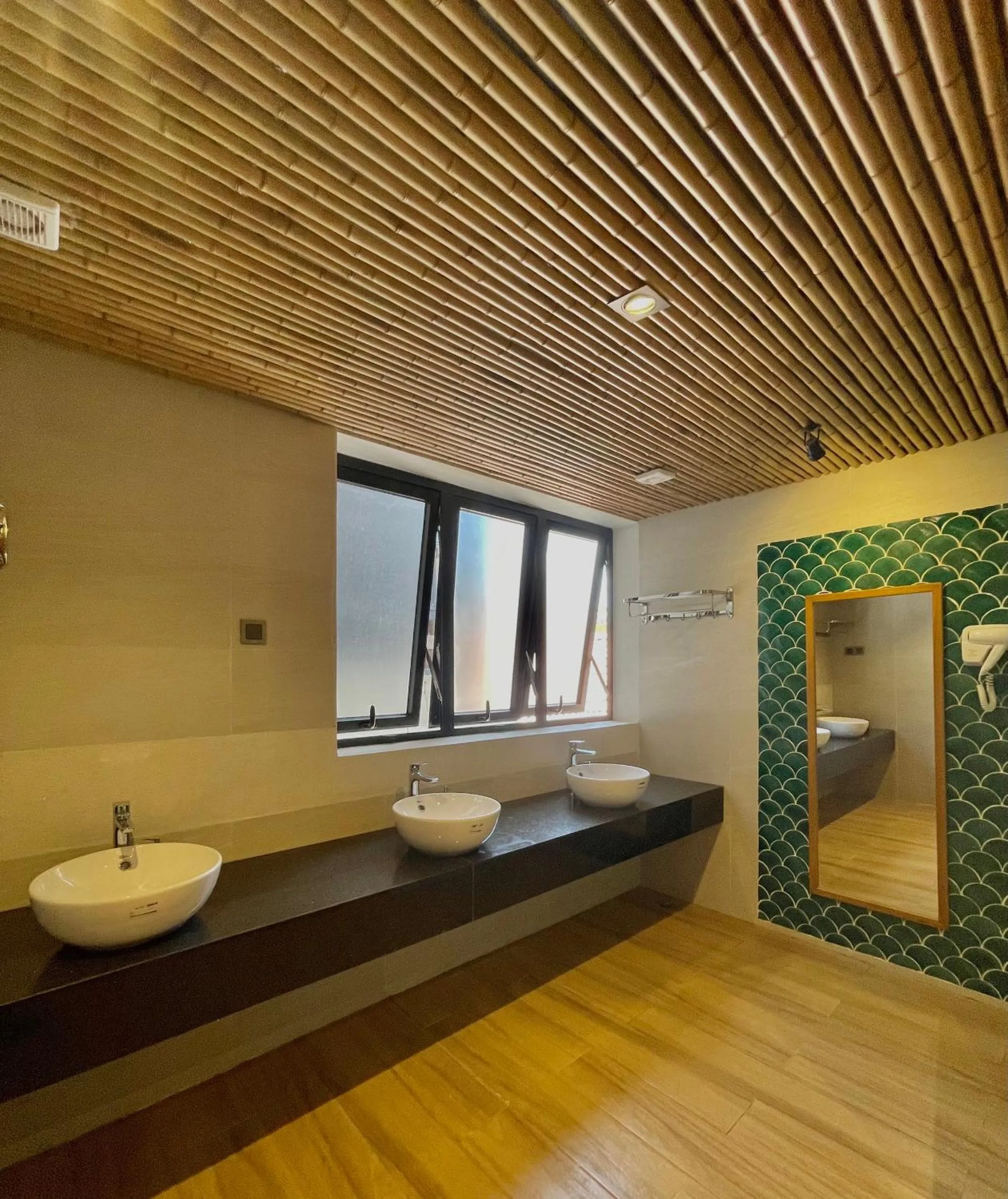Bathroom in LUK Inn Hotel - An Thượng, Đà Nẵng