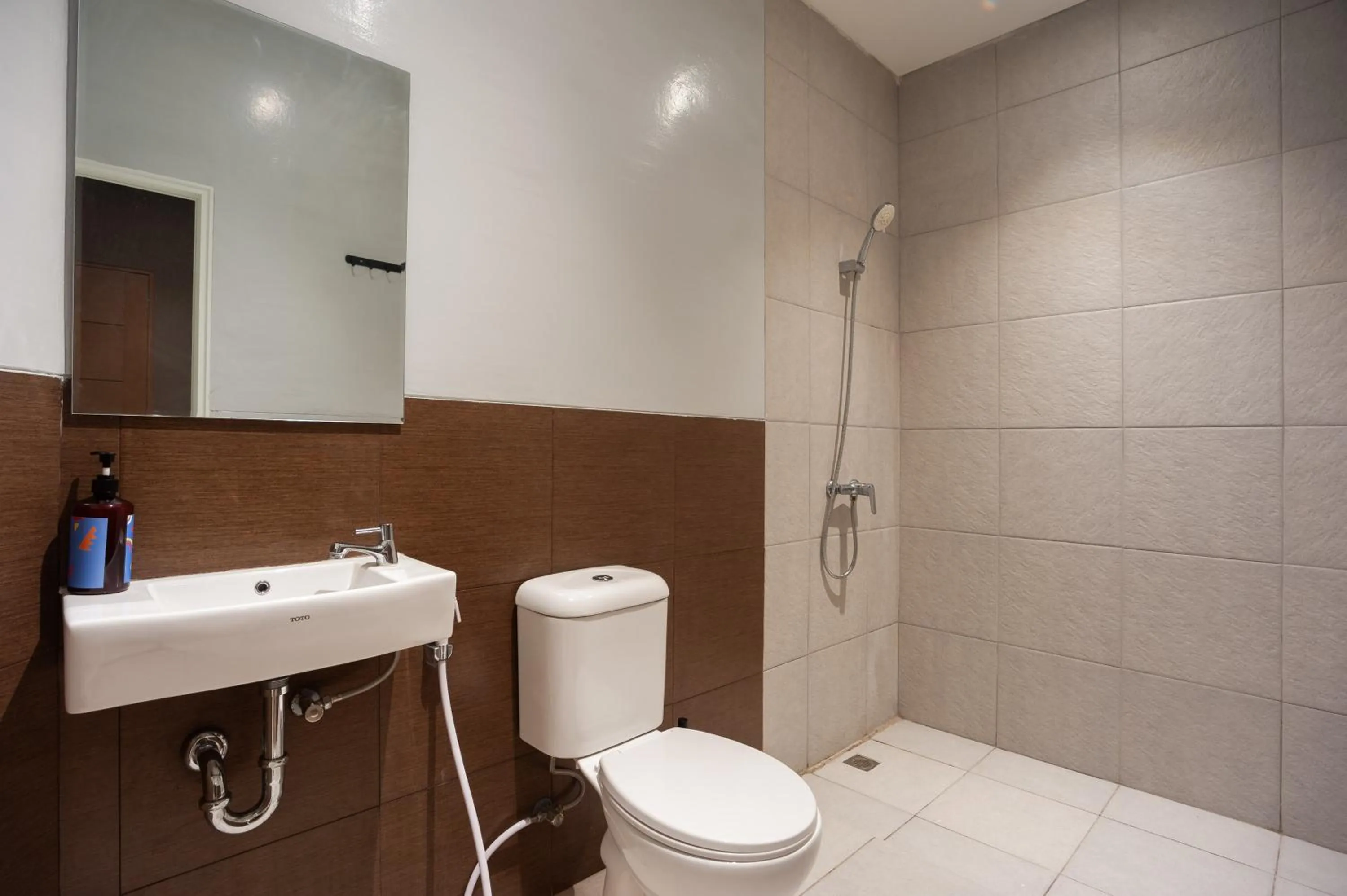 Bathroom in Urbanview Hotel Groovy Inn Tangerang