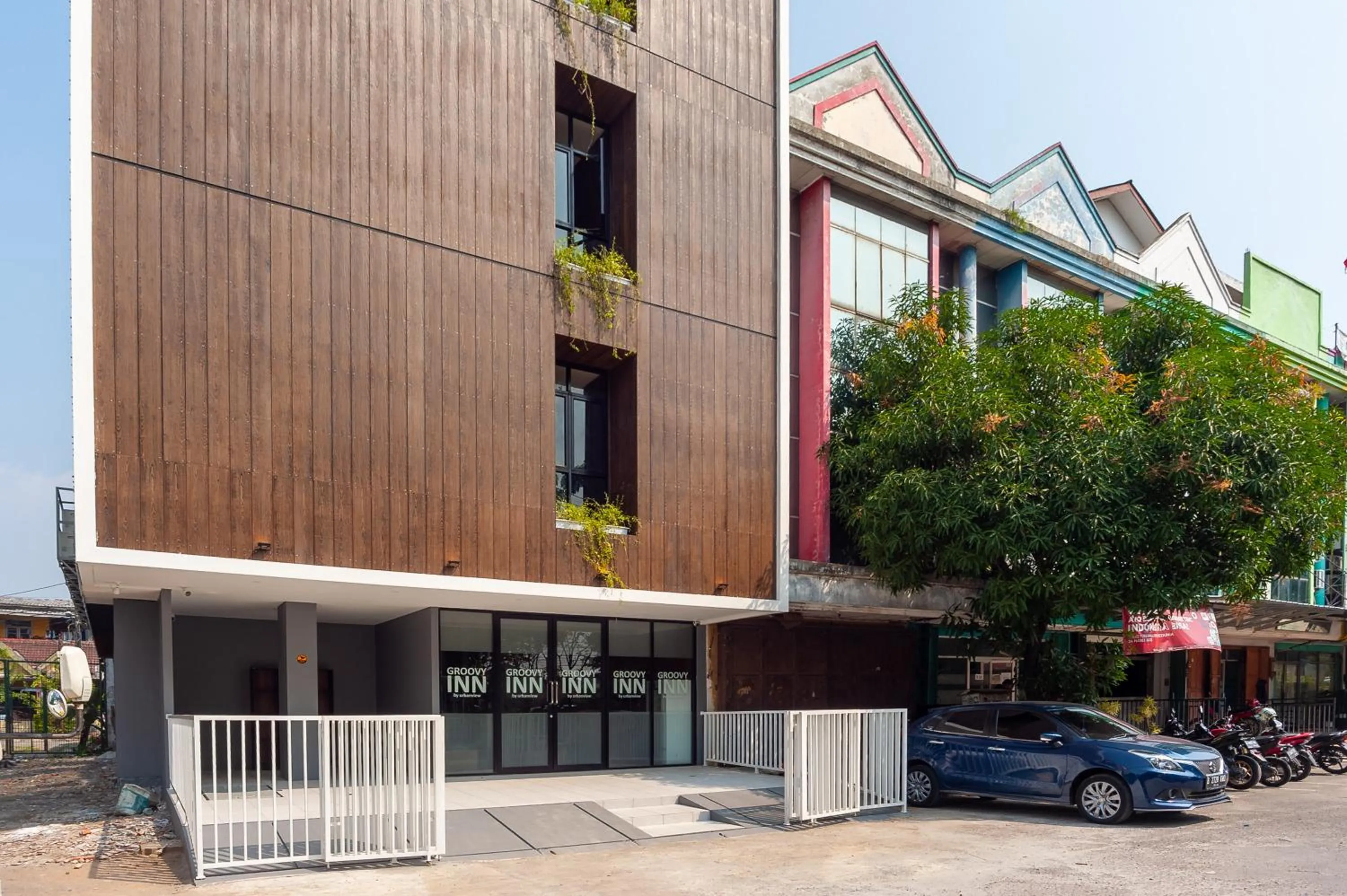 Property building in Urbanview Hotel Groovy Inn Tangerang