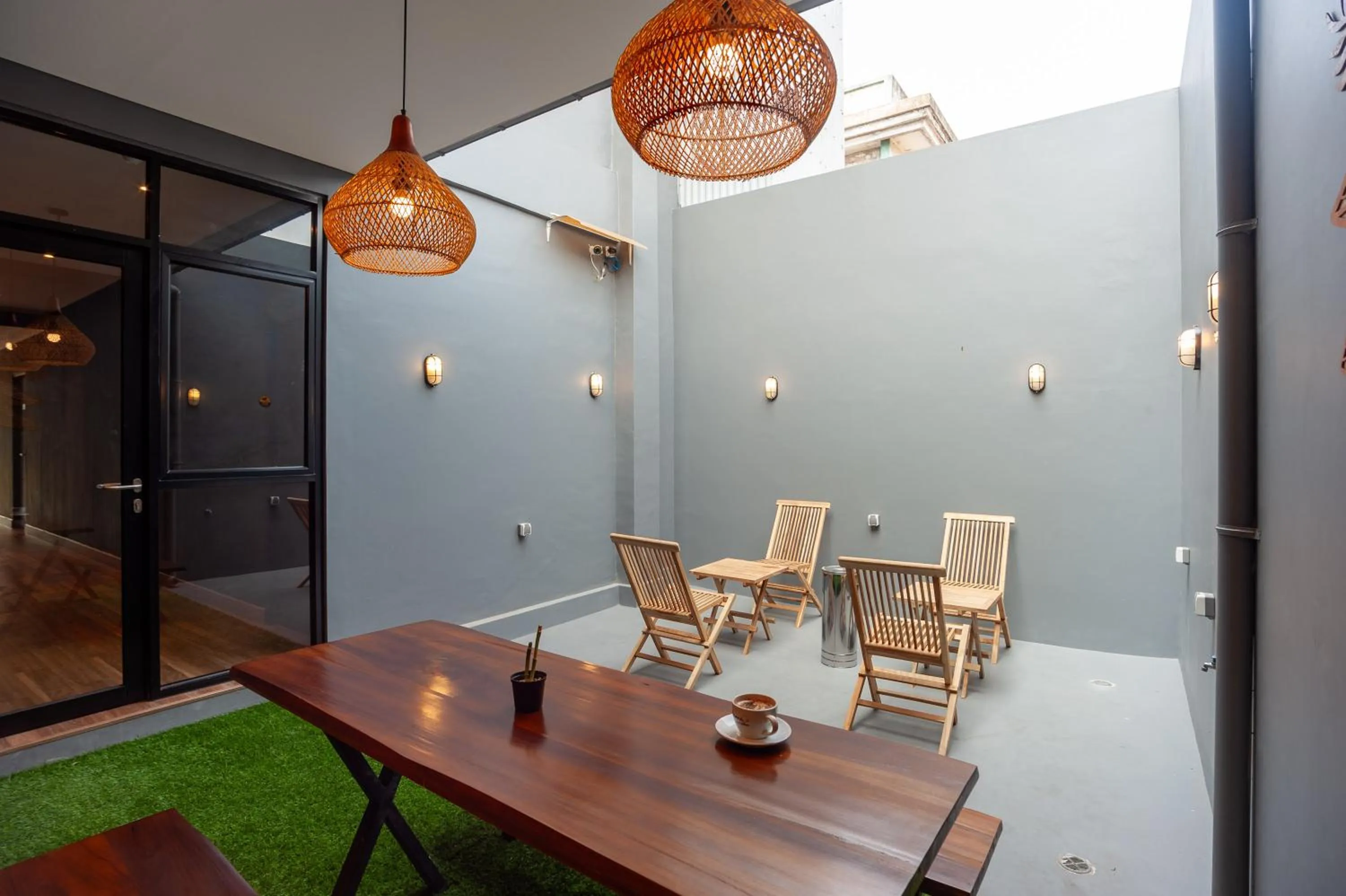 Seating area in Urbanview Hotel Groovy Inn Tangerang