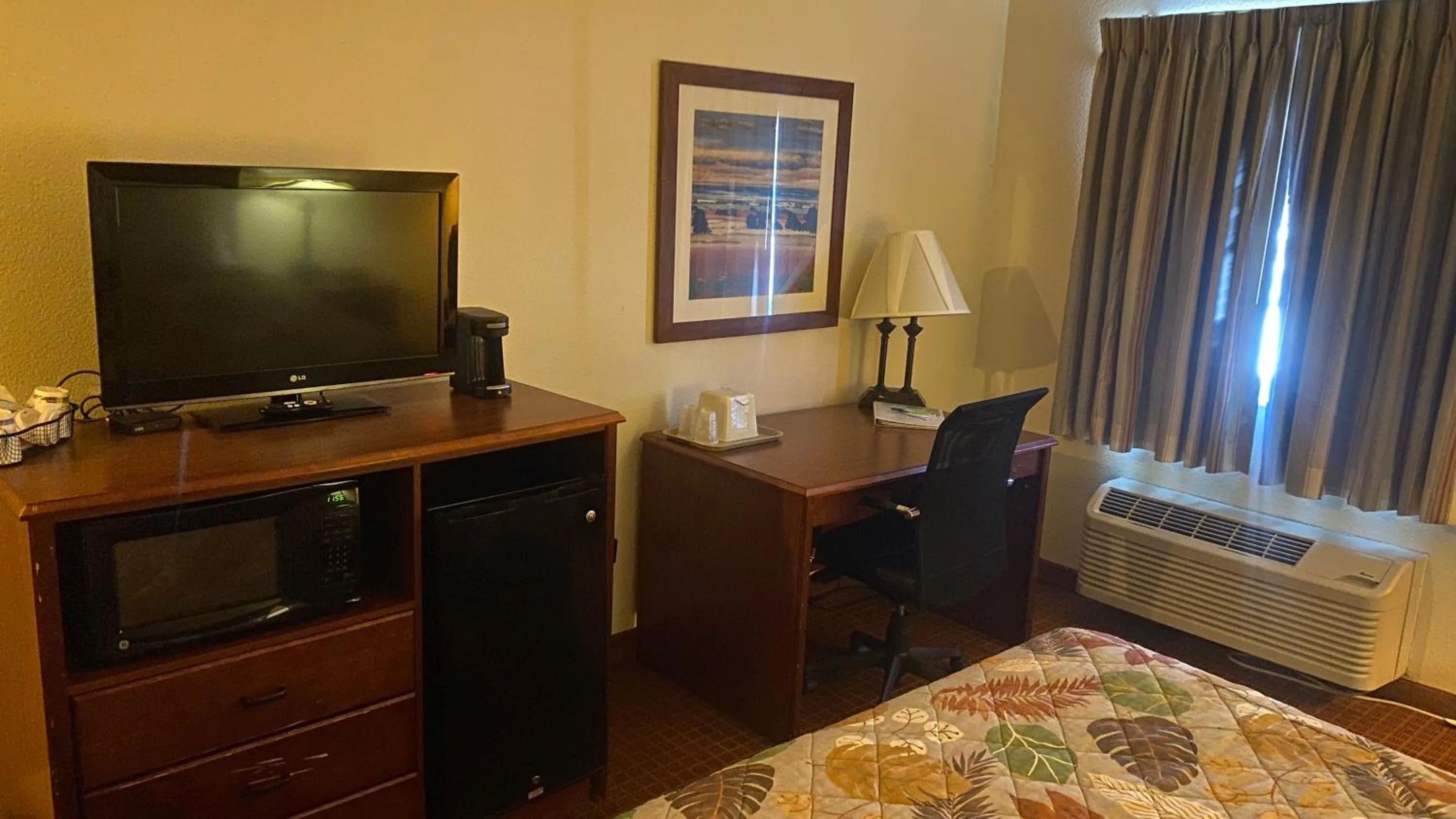 Photo of the whole room, Bed in Park View Inn & Suites, Hoisington