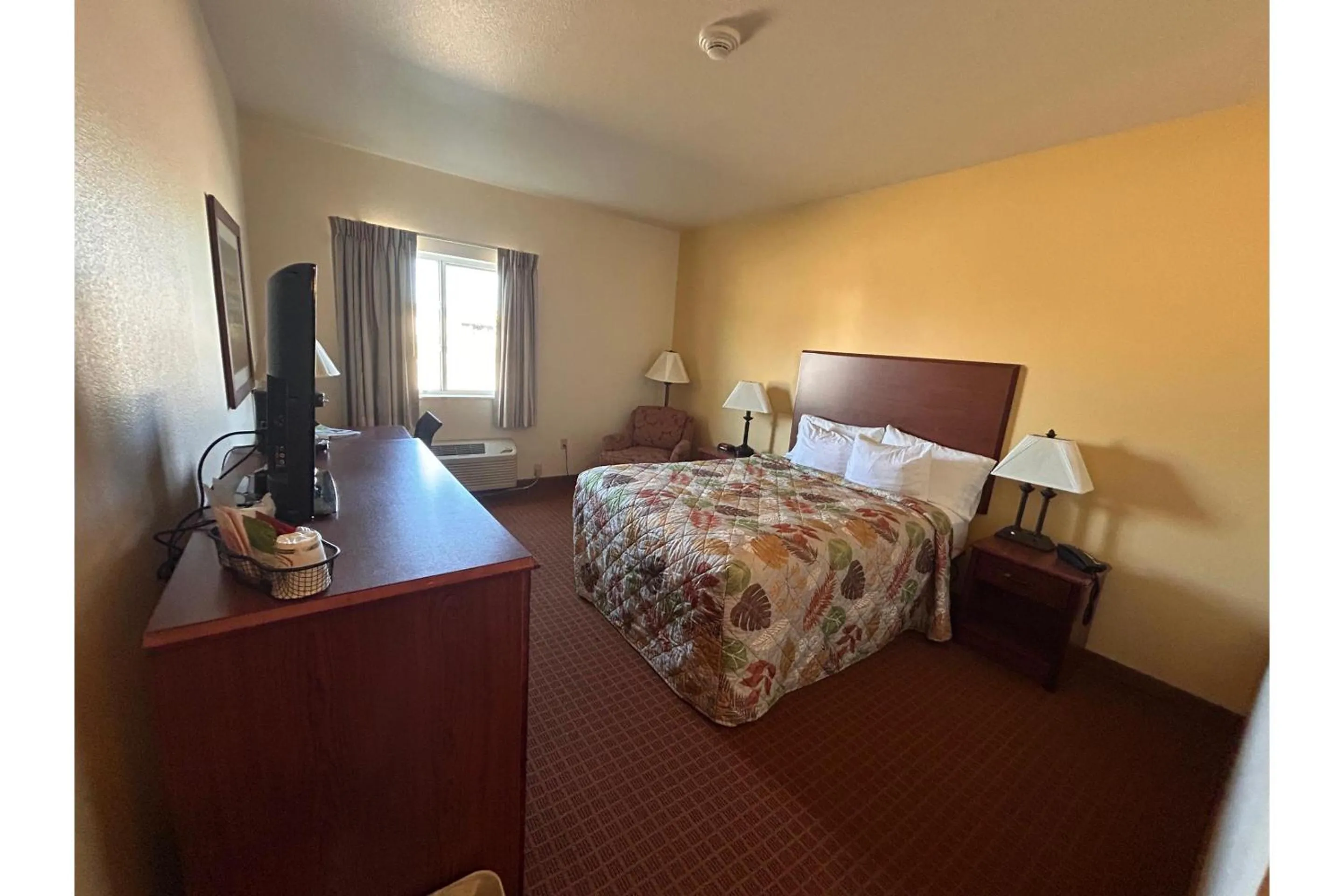 Bedroom, Bed in Park View Inn & Suites, Hoisington