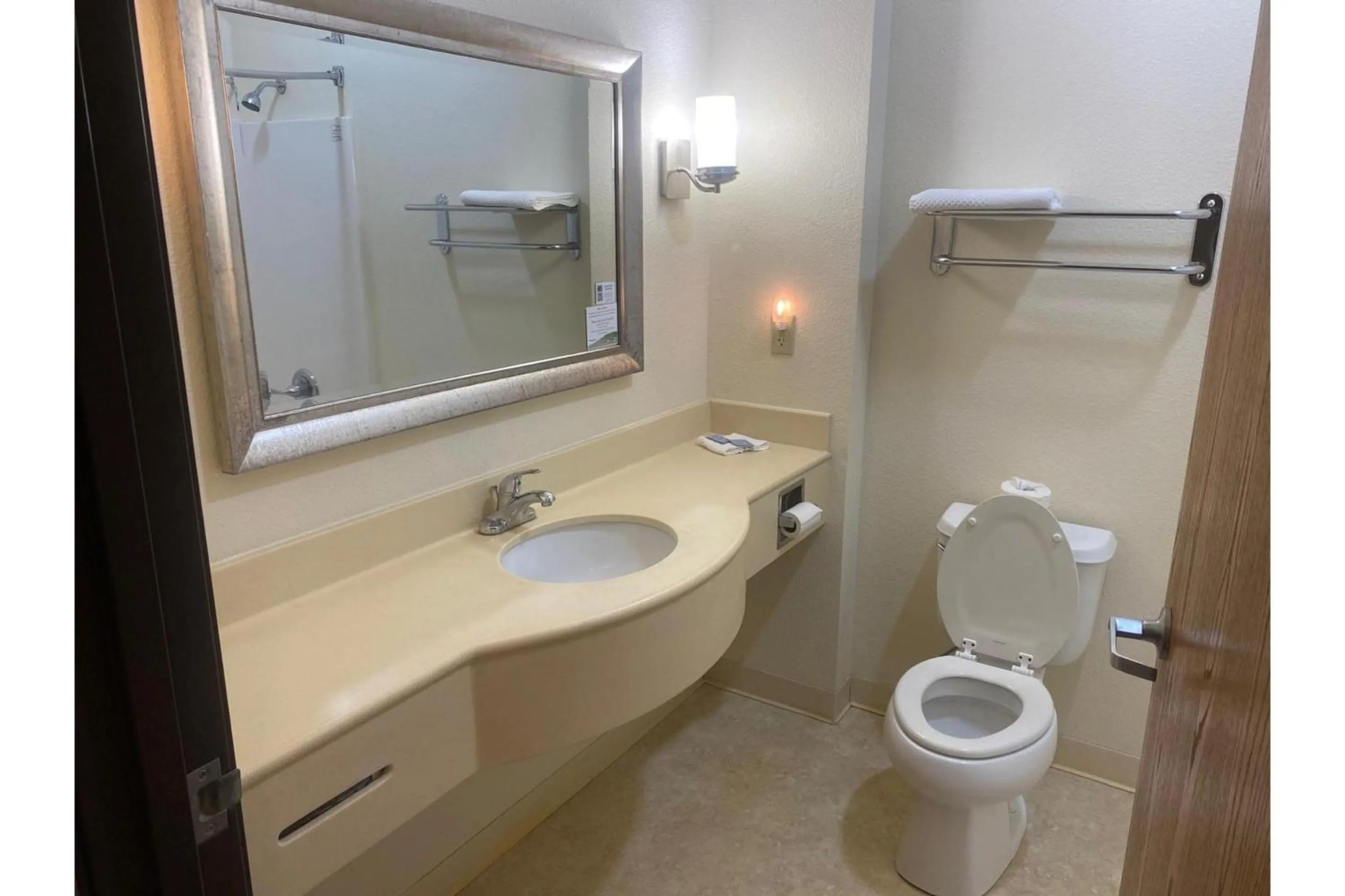 Bathroom in Park View Inn & Suites, Hoisington