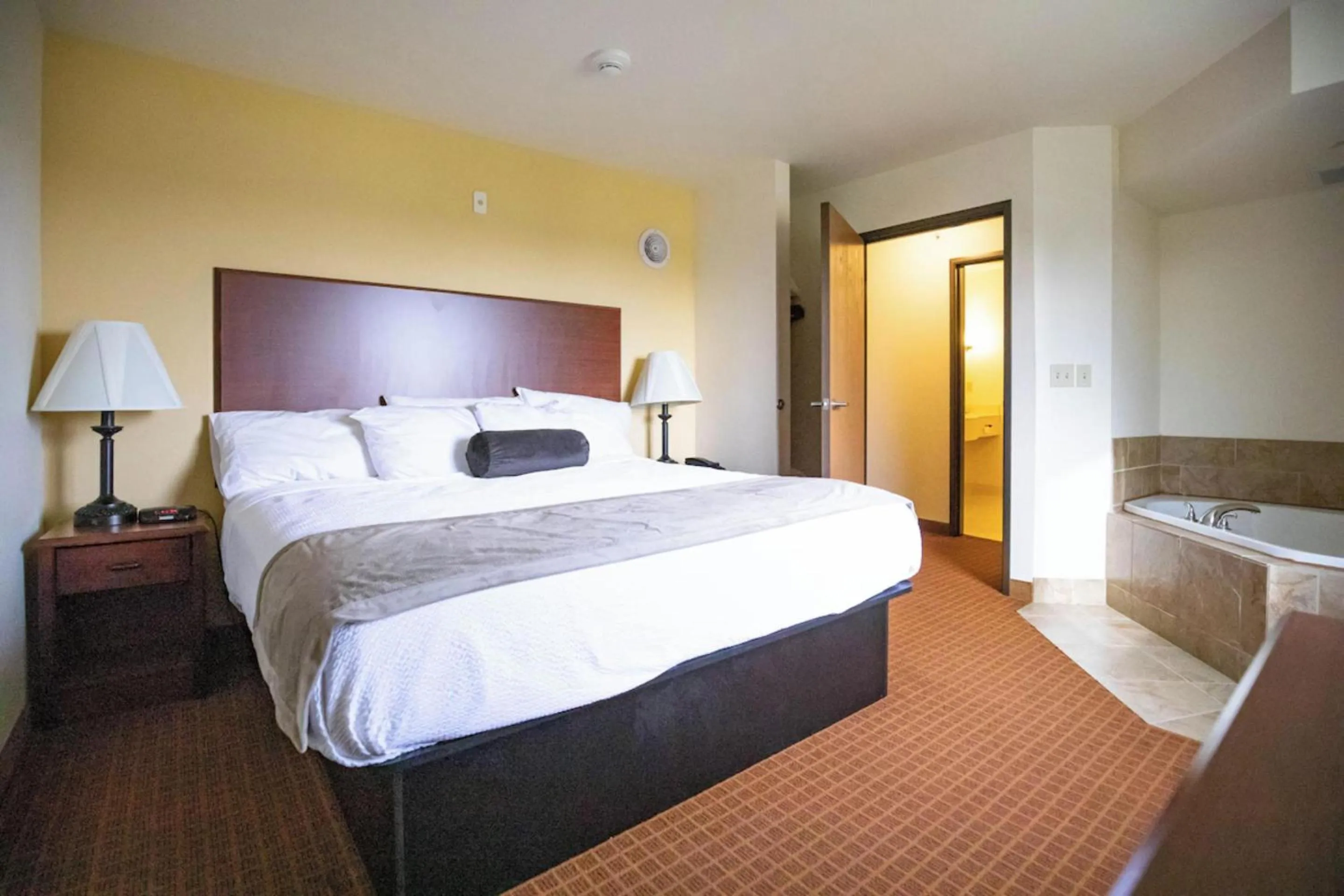 Bedroom, Bed in Park View Inn & Suites, Hoisington