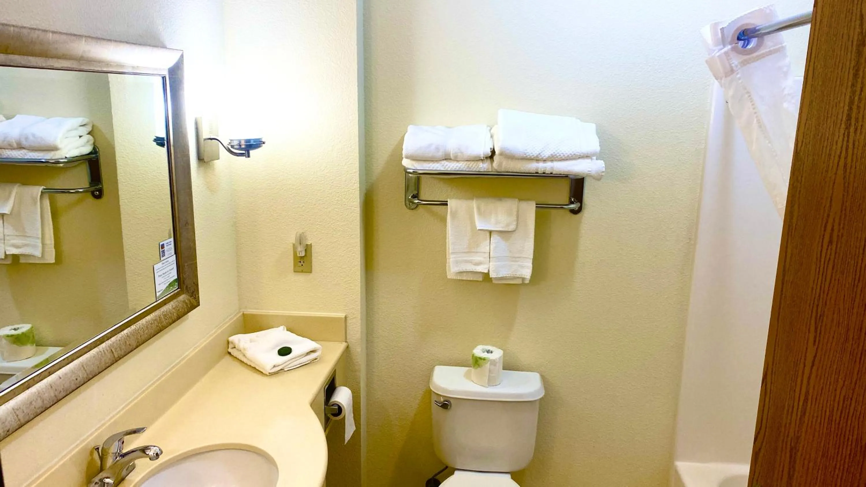 Bathroom in Park View Inn & Suites, Hoisington