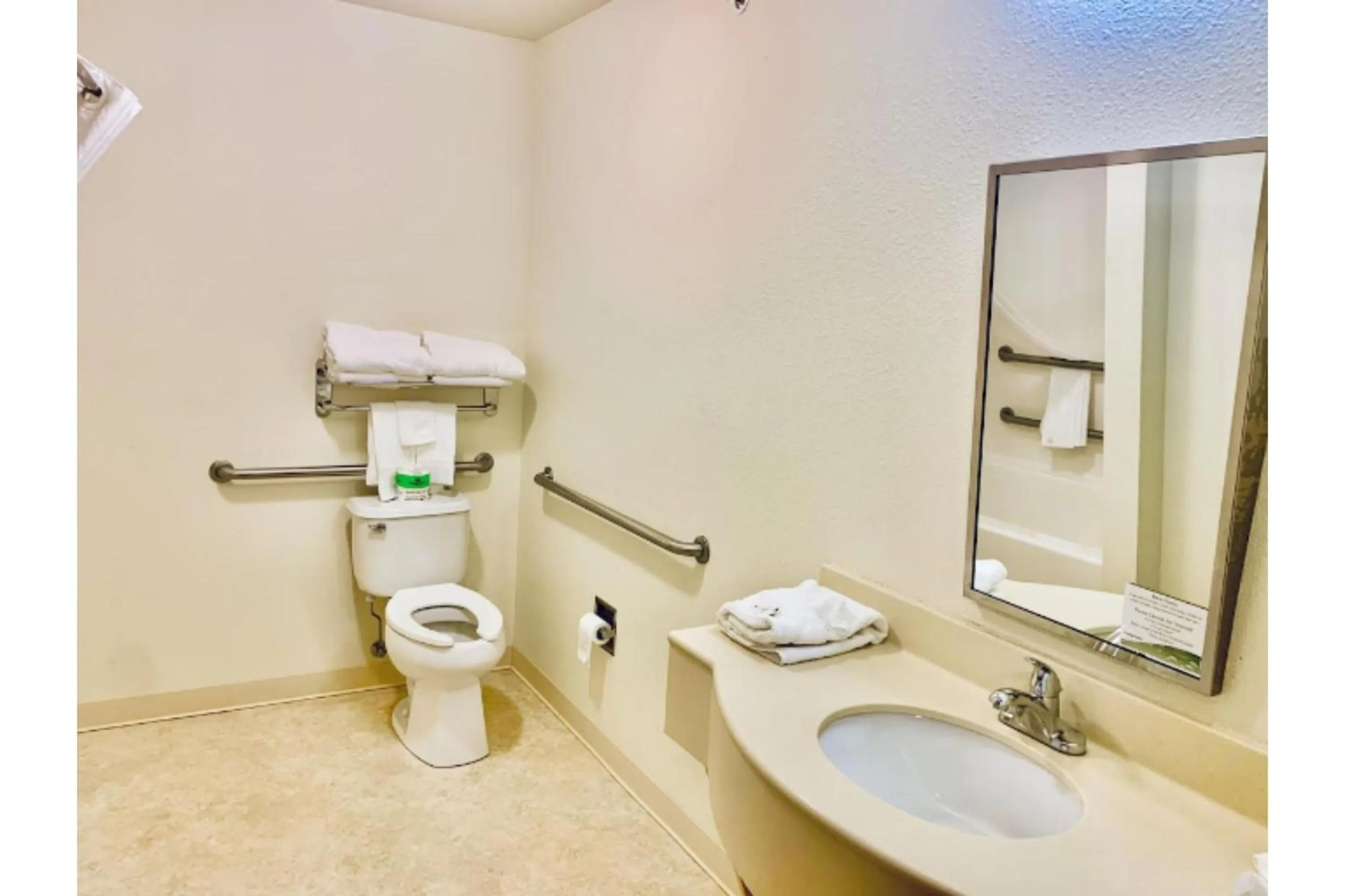 Bathroom in Park View Inn & Suites, Hoisington