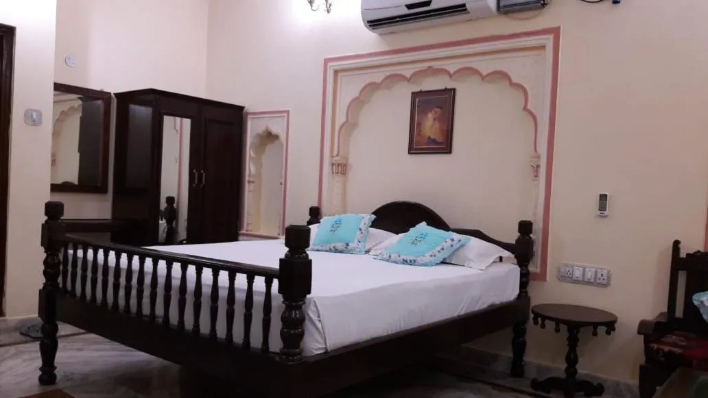 Bed in Palace Fresco