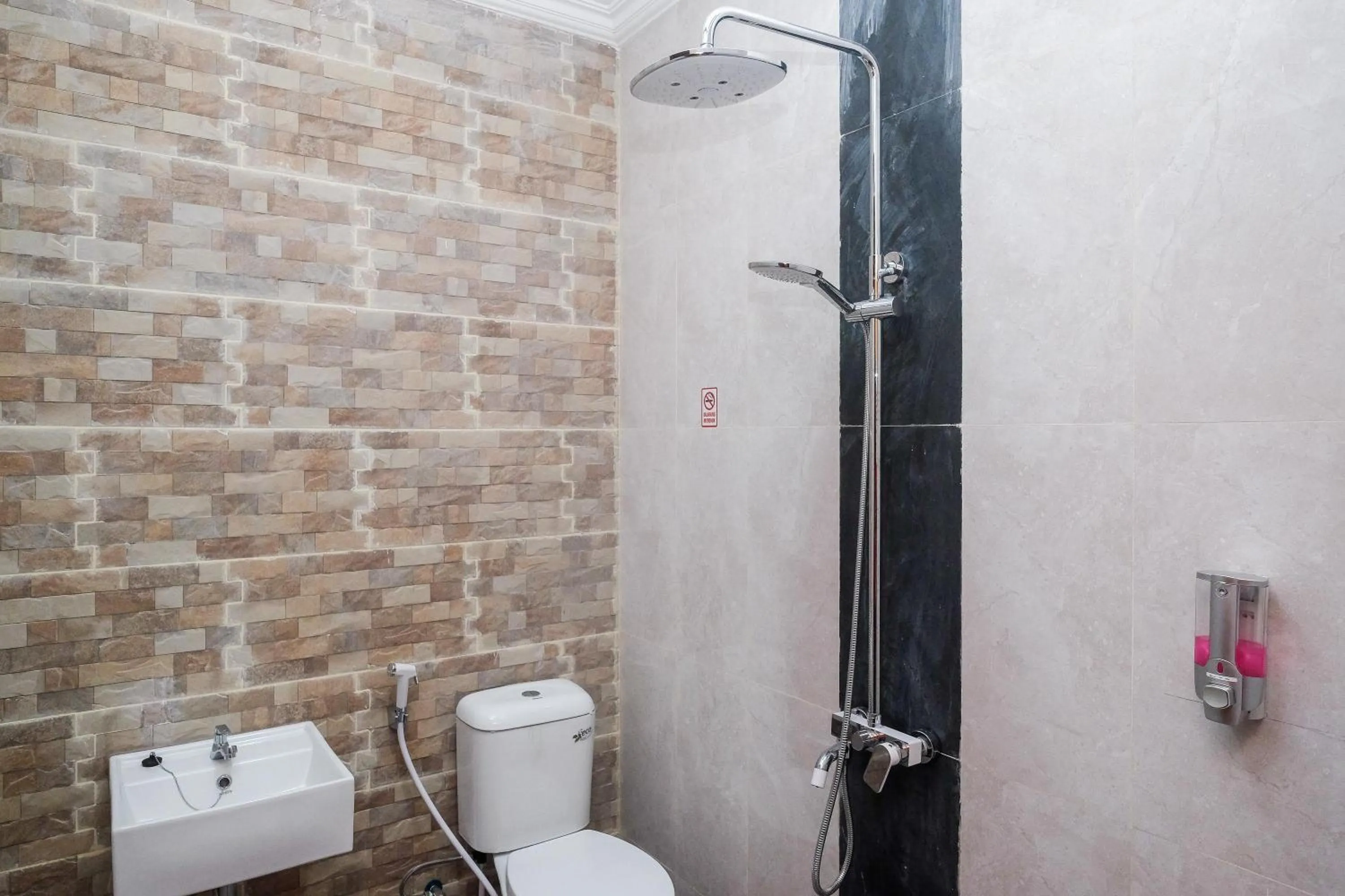 Bathroom in Urbanview Syariah Loji Arum Stasiun Klaten by RedDoorz