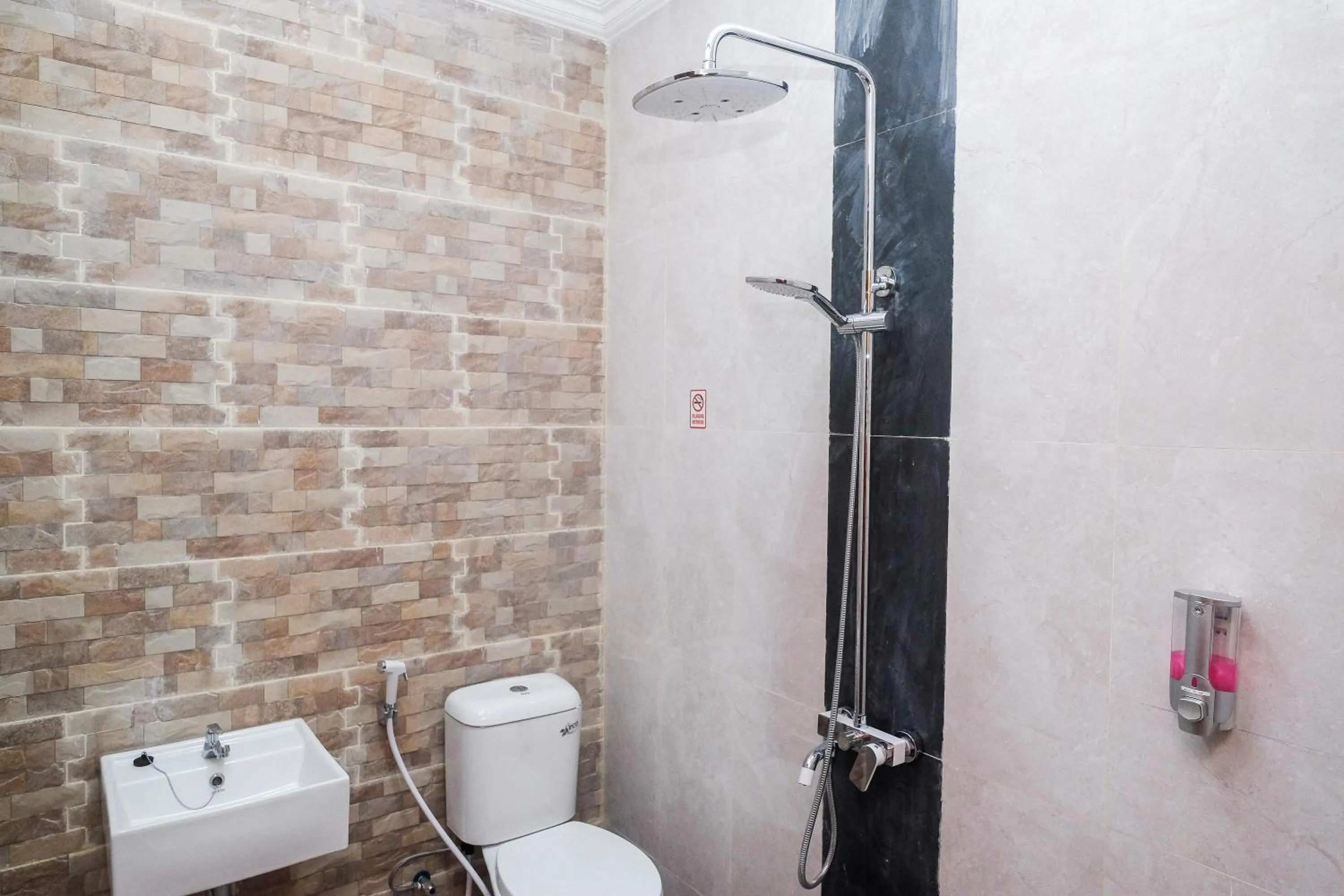 Bathroom in Urbanview Syariah Loji Arum Stasiun Klaten by RedDoorz