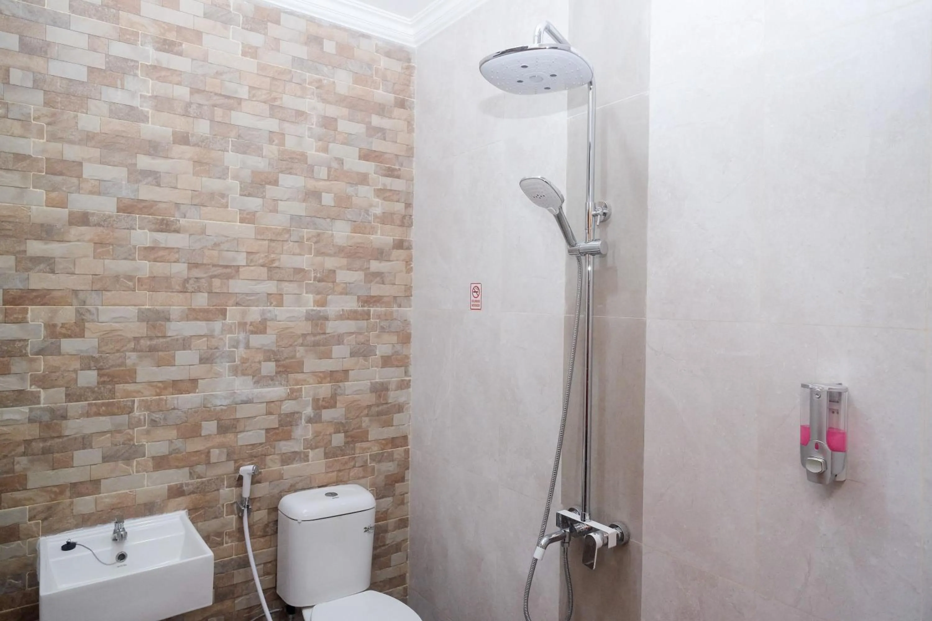 Bathroom in Urbanview Syariah Loji Arum Stasiun Klaten by RedDoorz