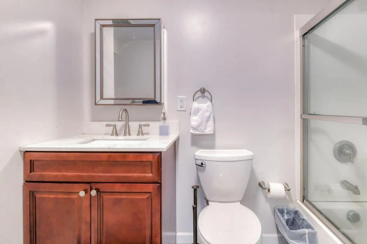 TWO Modern Apartment Minutes to NYC