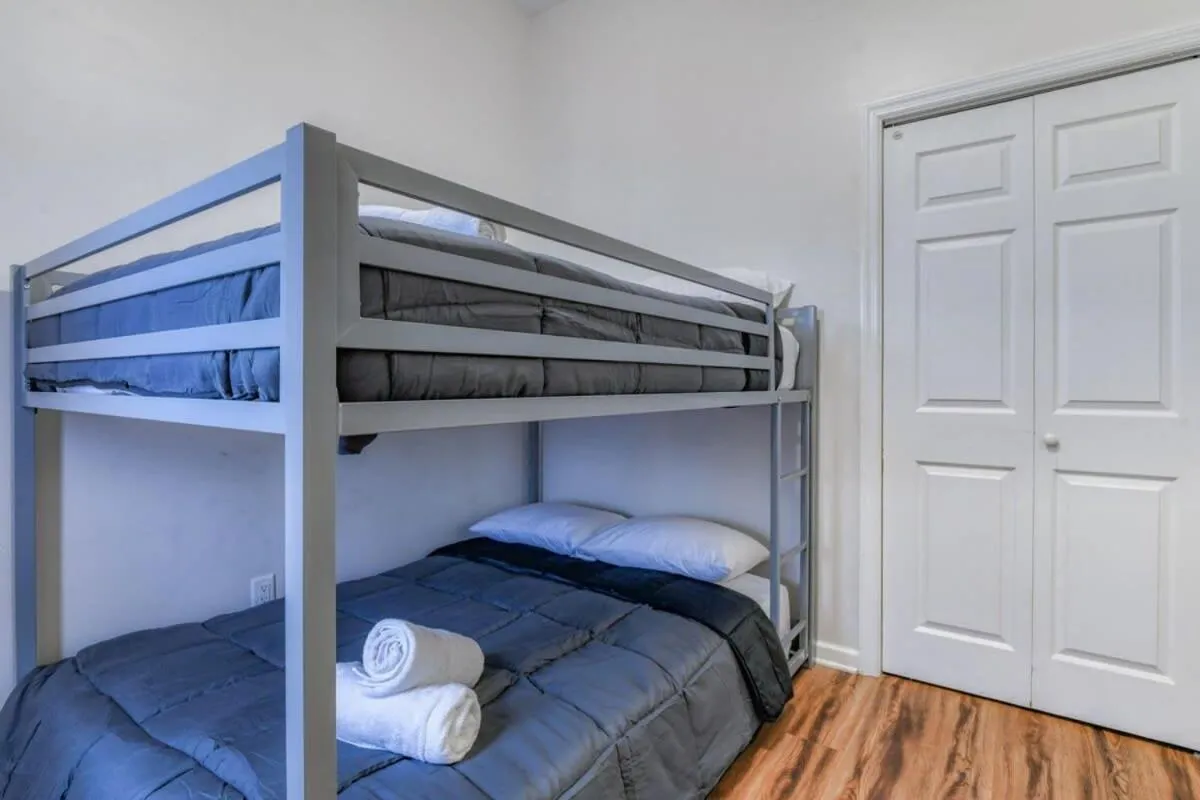 Bed in TWO Modern Apartment Minutes to NYC