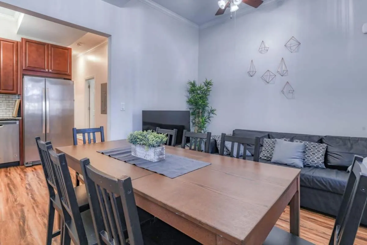 TWO Modern Apartment Minutes to NYC