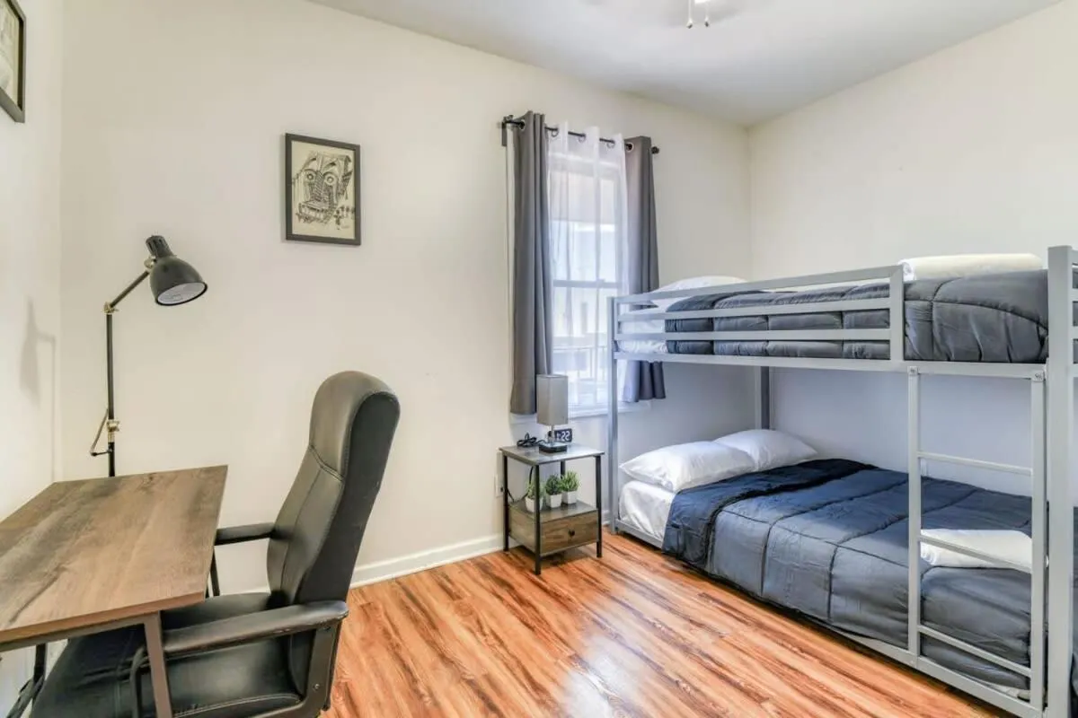 Bed in TWO Modern Apartment Minutes to NYC