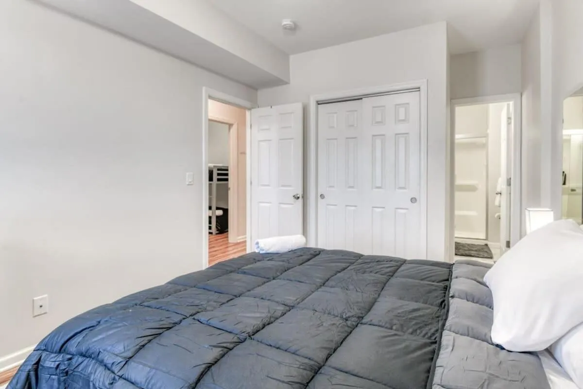 Bed in TWO Modern Apartment Minutes to NYC
