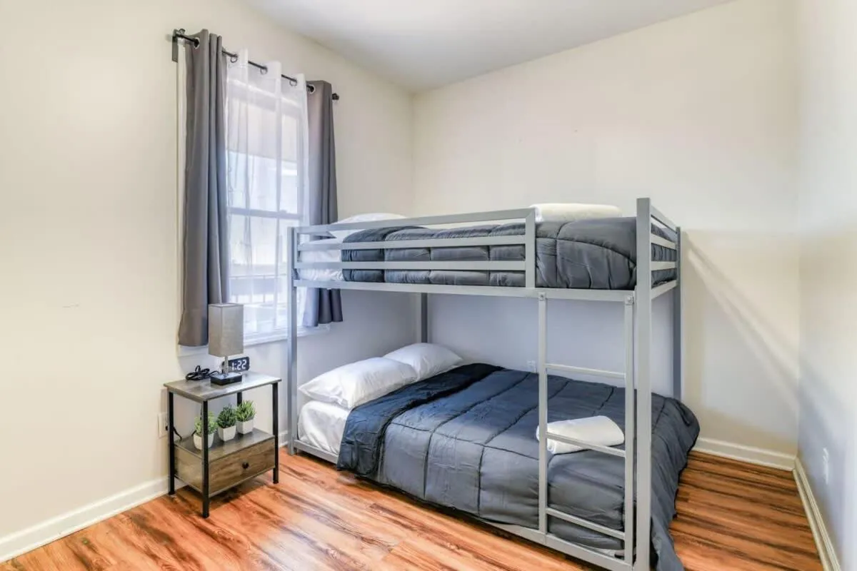 Bed in TWO Modern Apartment Minutes to NYC