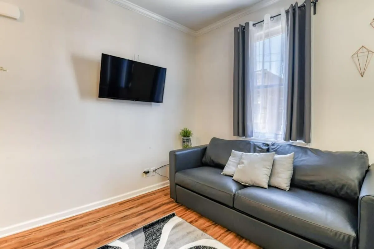 TWO Modern Apartment Minutes to NYC