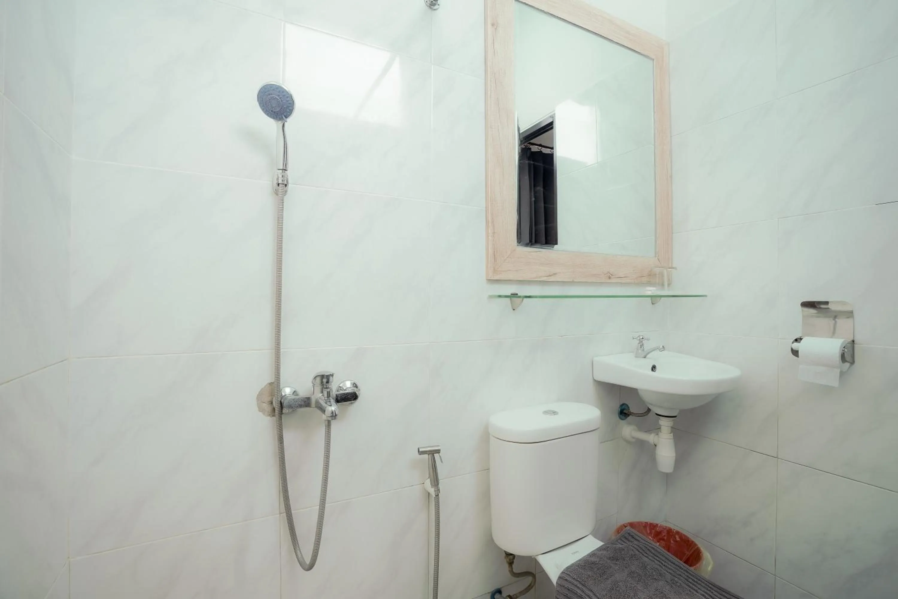 Shower in El Ora Hotel & Eatery Labuan Bajo