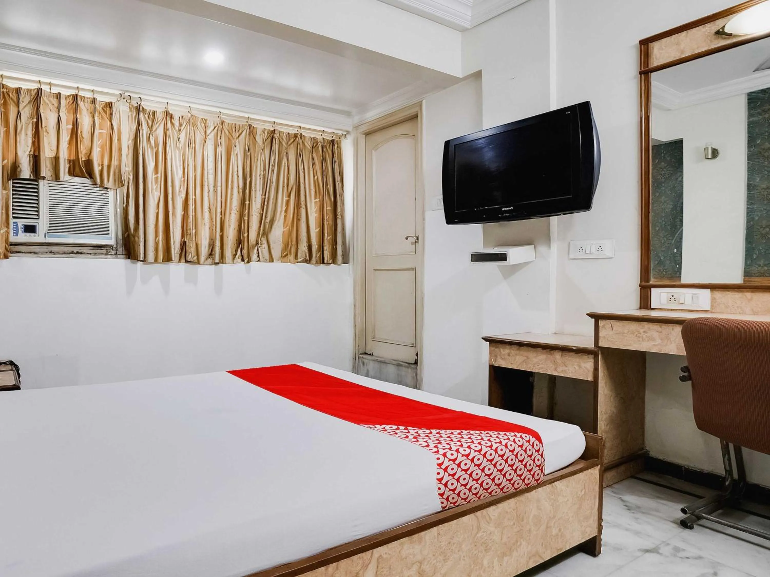Bedroom, TV/Entertainment Center in OYO Flagship Hotel Raj