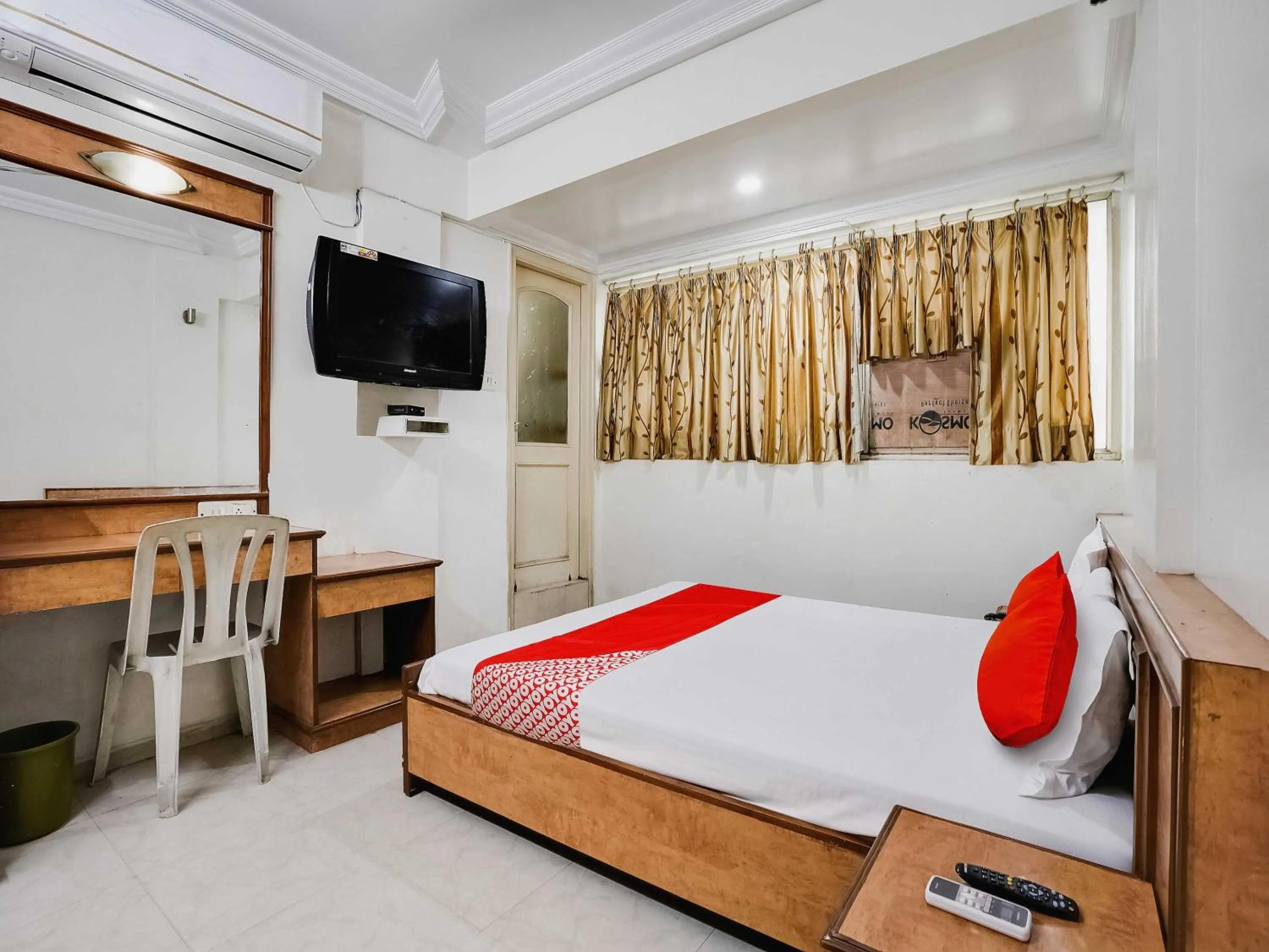 Bedroom, TV/Entertainment Center in OYO Flagship Hotel Raj