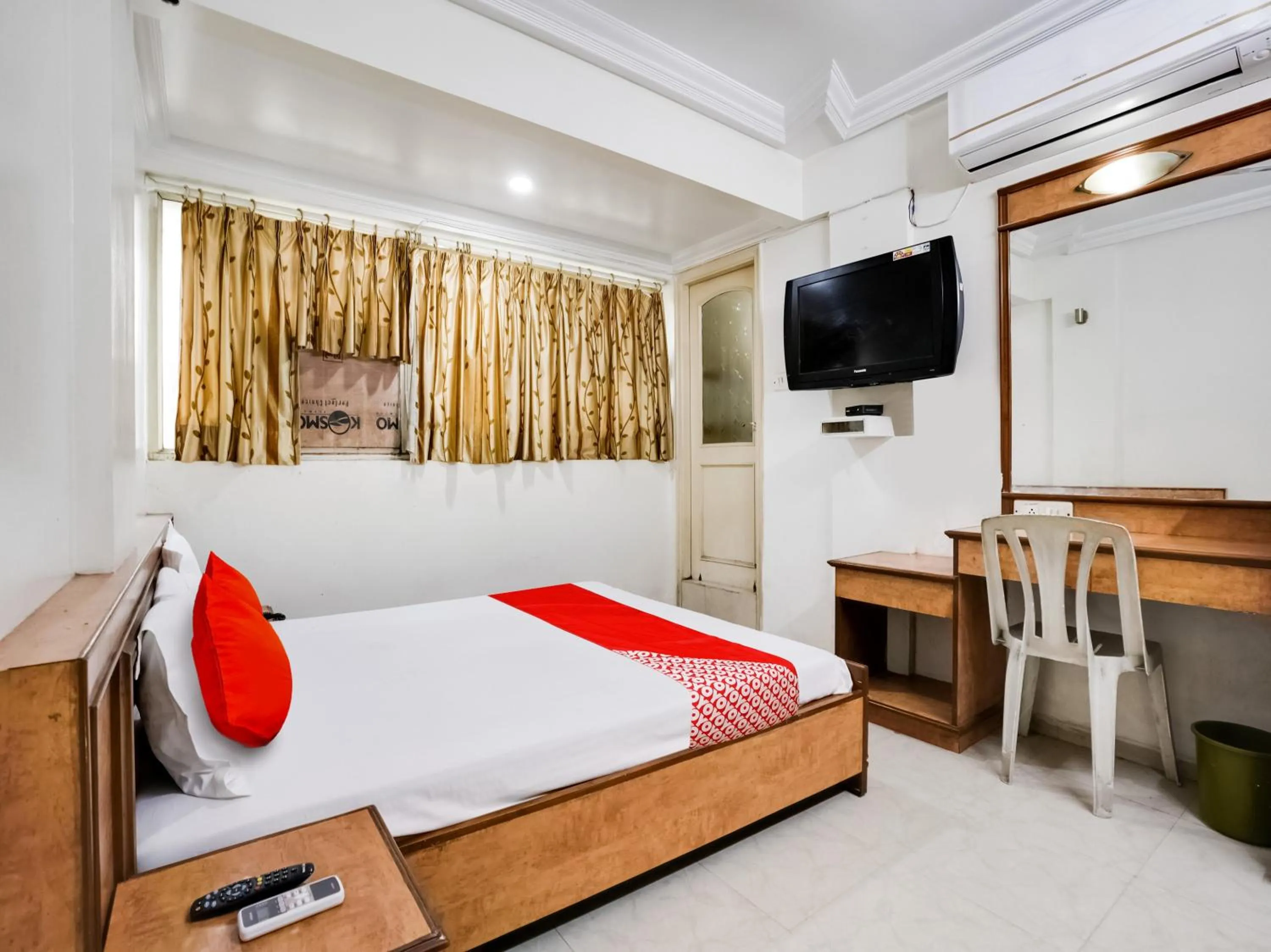 Bedroom, TV/Entertainment Center in OYO Flagship Hotel Raj