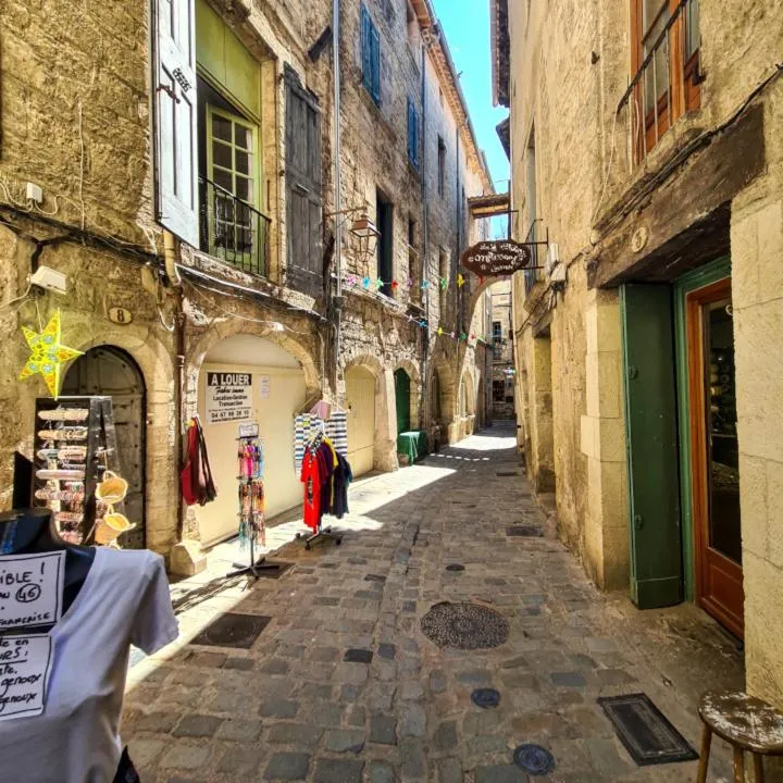 Neighbourhood in Au repère d'Argante
