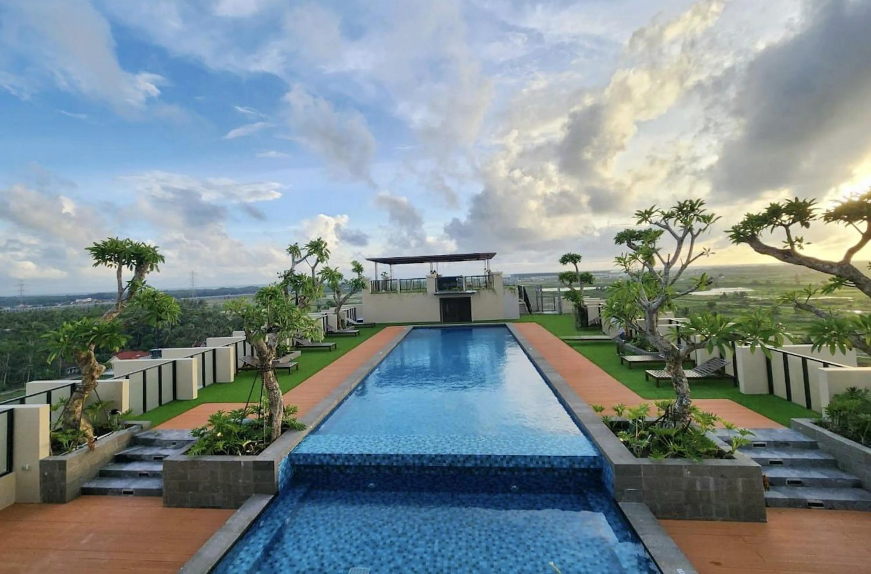 Swimming pool in Swiss-Belhotel Airport Yogyakarta