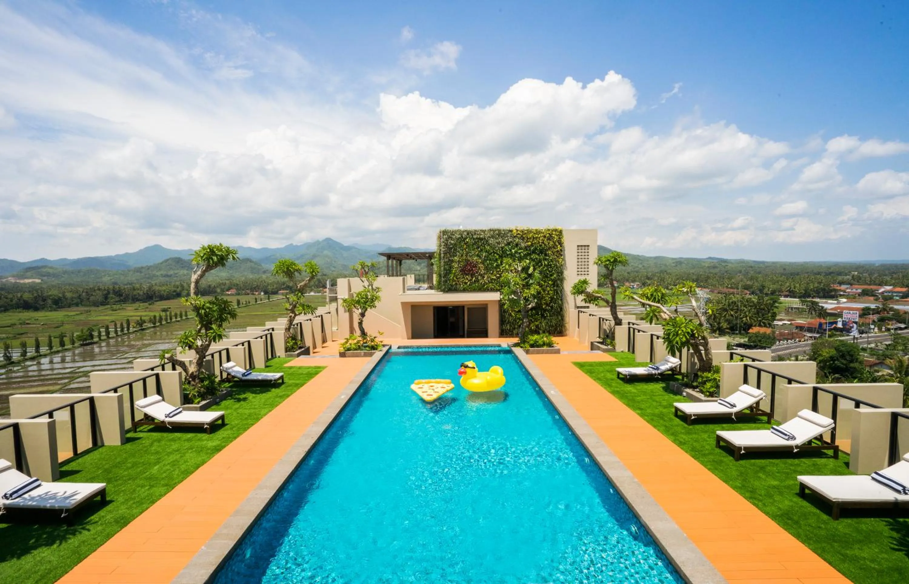Swimming pool in Swiss-Belhotel Airport Yogyakarta