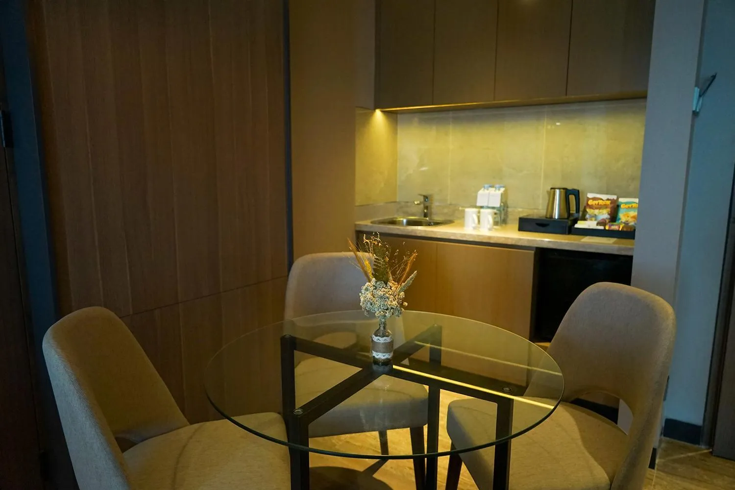 Dining area in Swiss-Belhotel Airport Yogyakarta