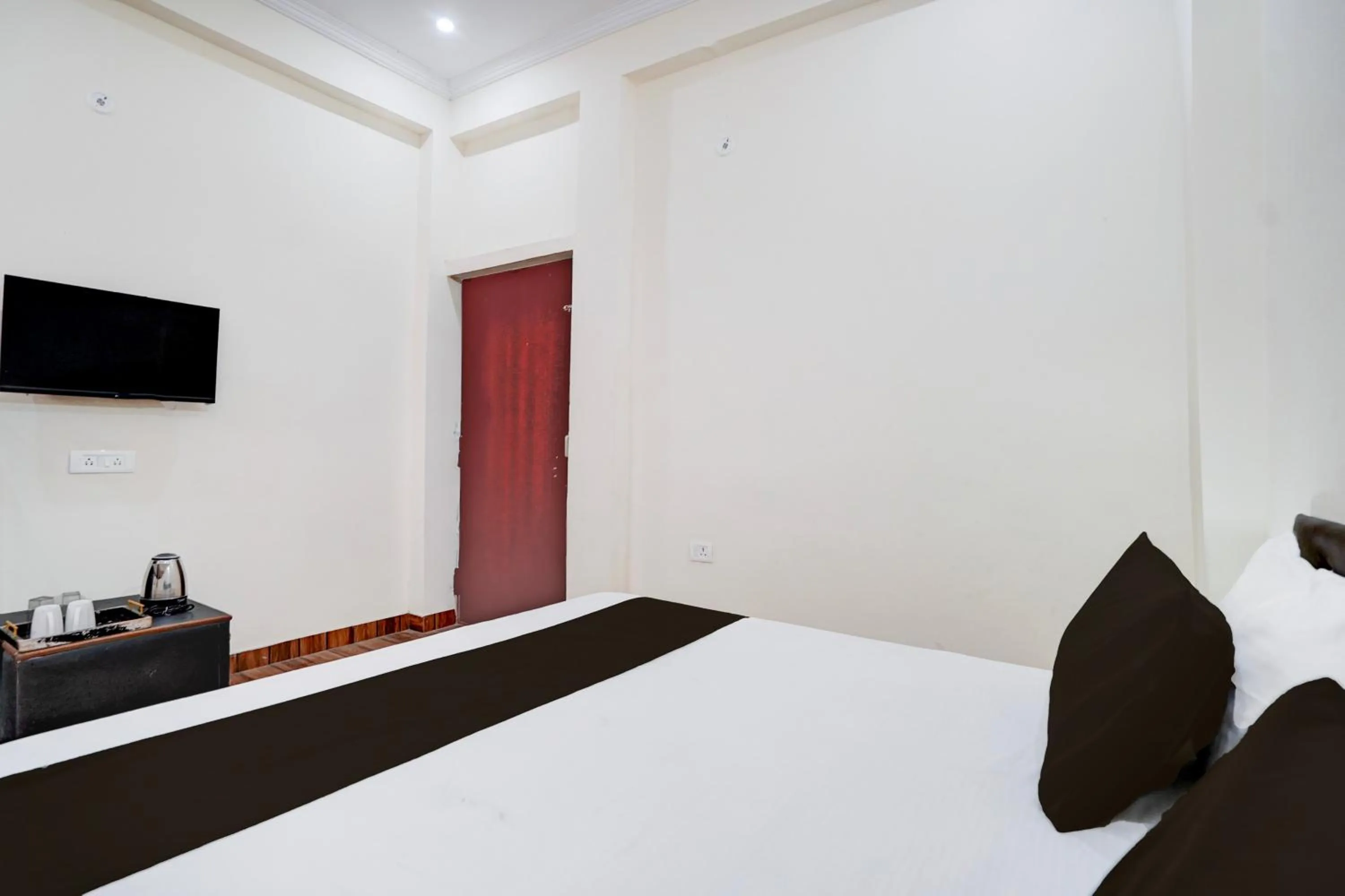 Bedroom in Hotel O Deva road Formerly Hotel Sunrise Inn