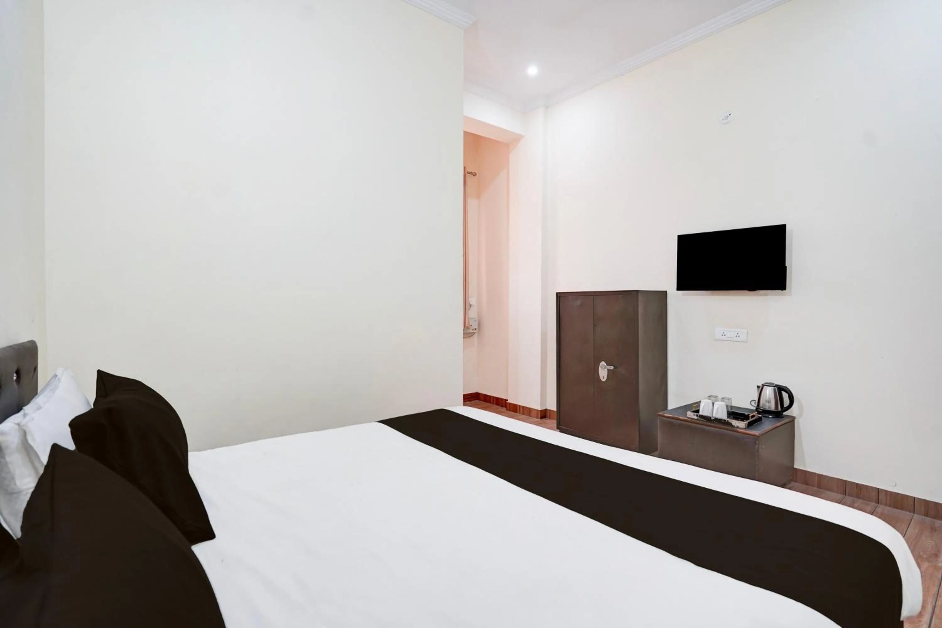 Bedroom in Hotel O Deva road Formerly Hotel Sunrise Inn