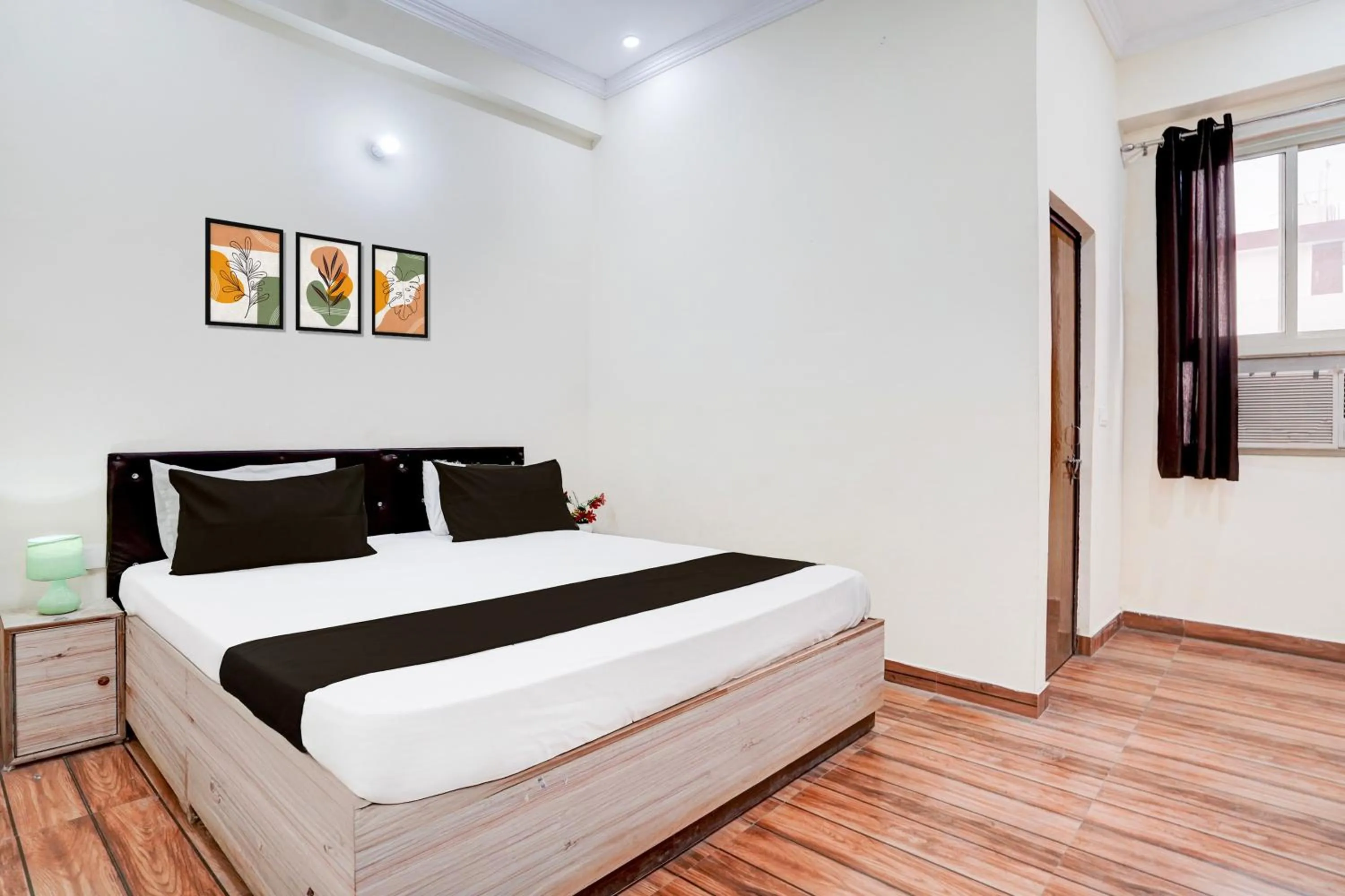 Bedroom in Hotel O Deva road Formerly Hotel Sunrise Inn