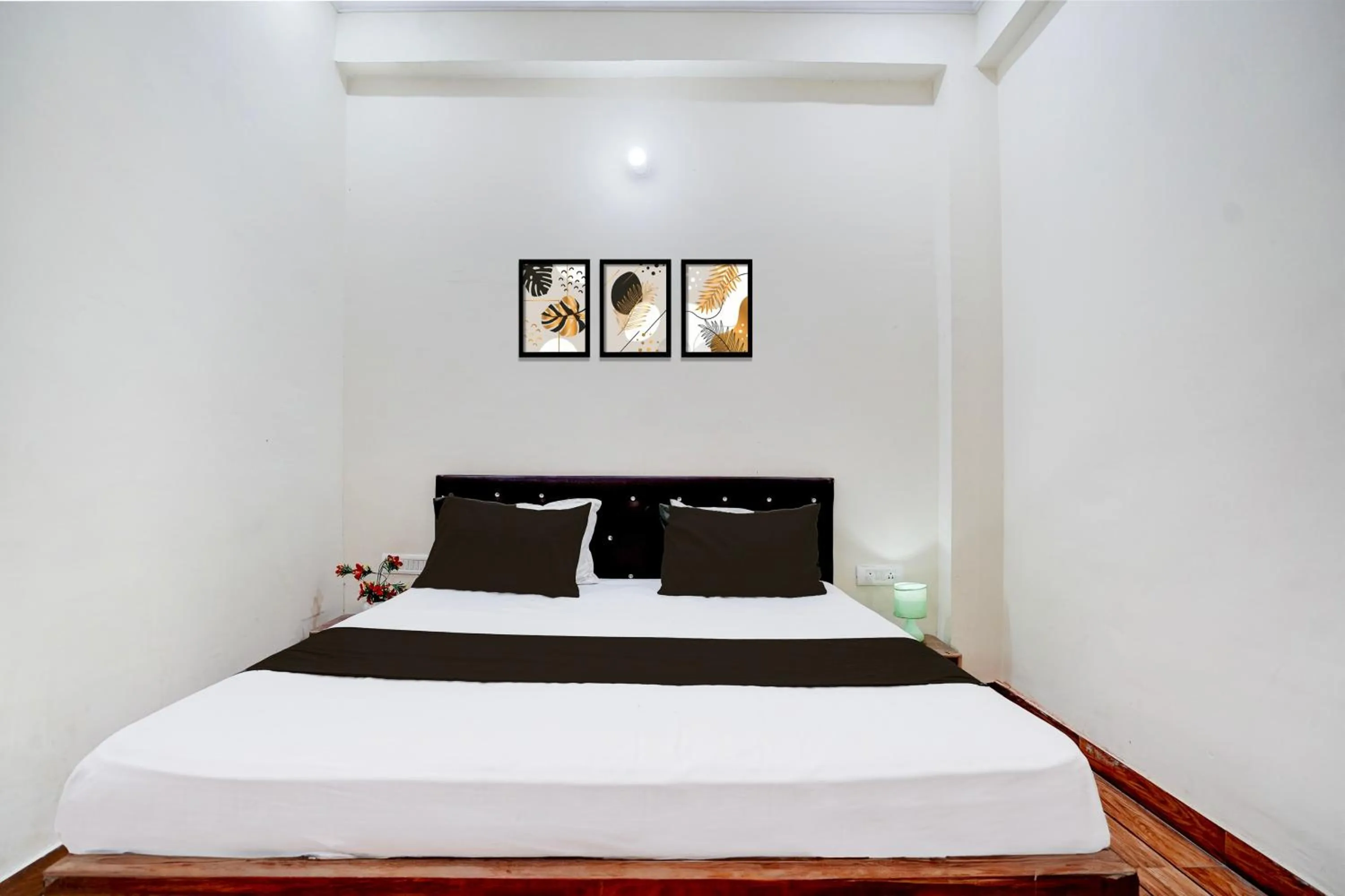 Bedroom in Hotel O Deva road Formerly Hotel Sunrise Inn