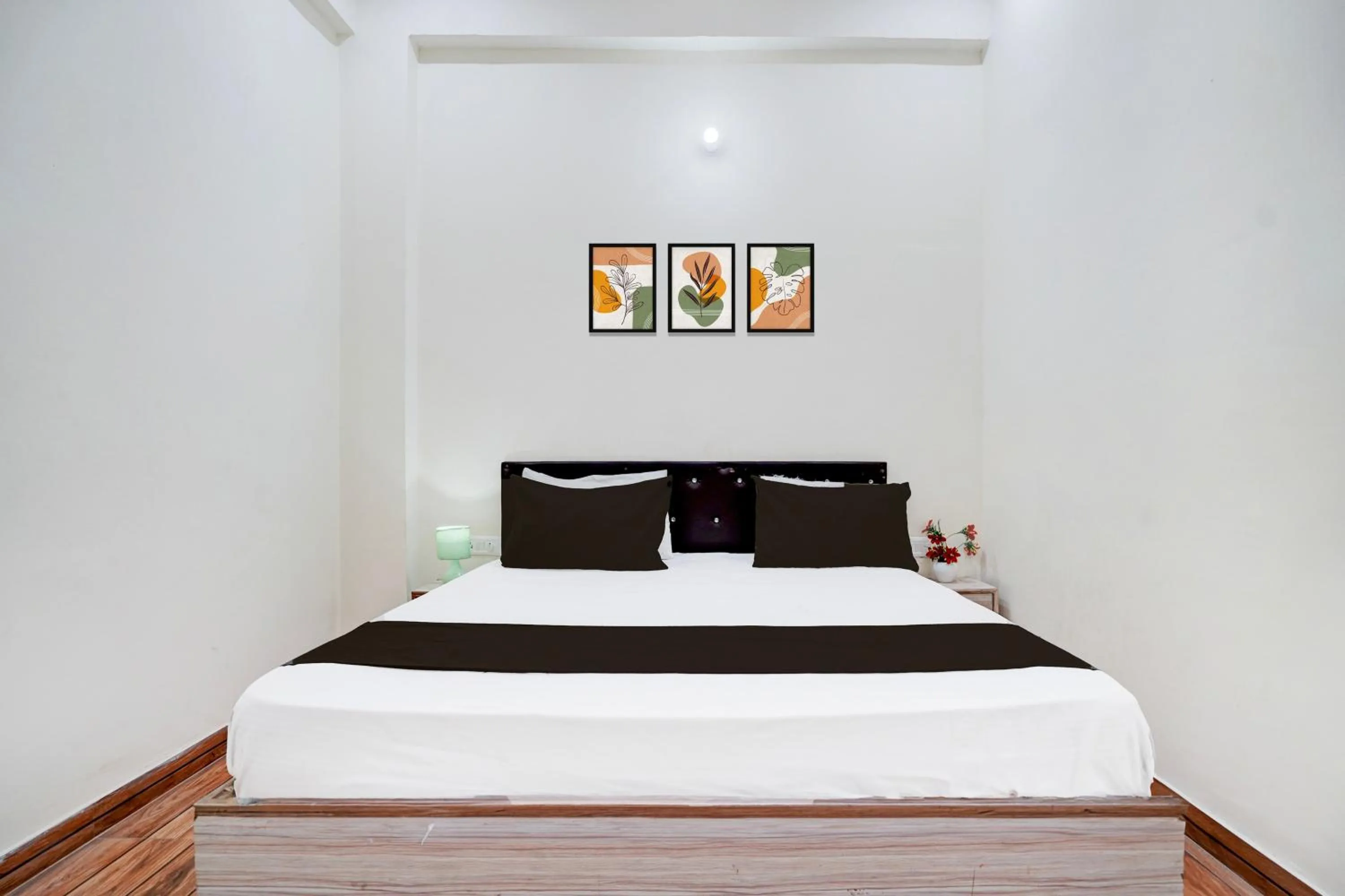 Bedroom in Hotel O Deva road Formerly Hotel Sunrise Inn